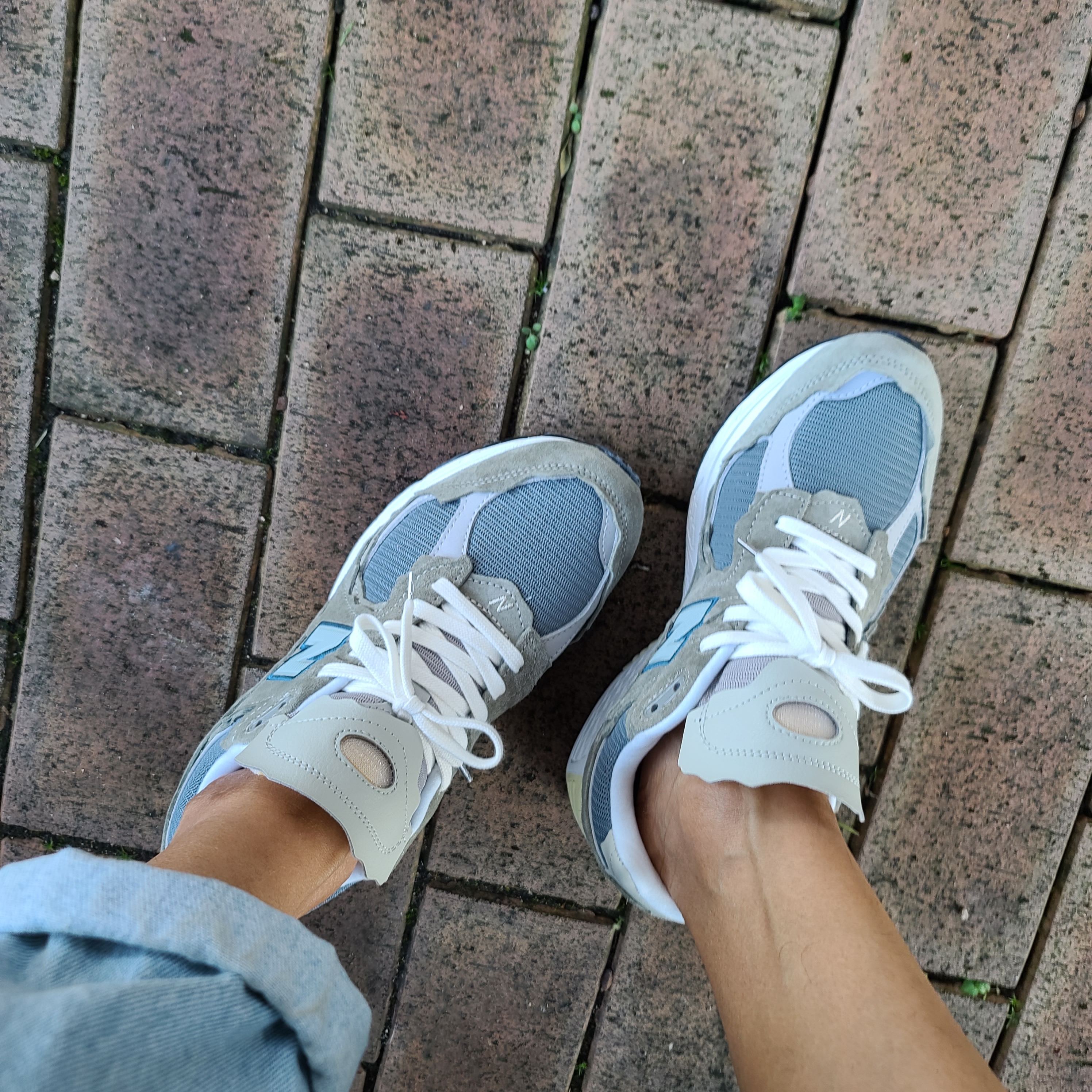 New Balance 2002R Protection Pack Mirage Grey 착용 스타일 - 3