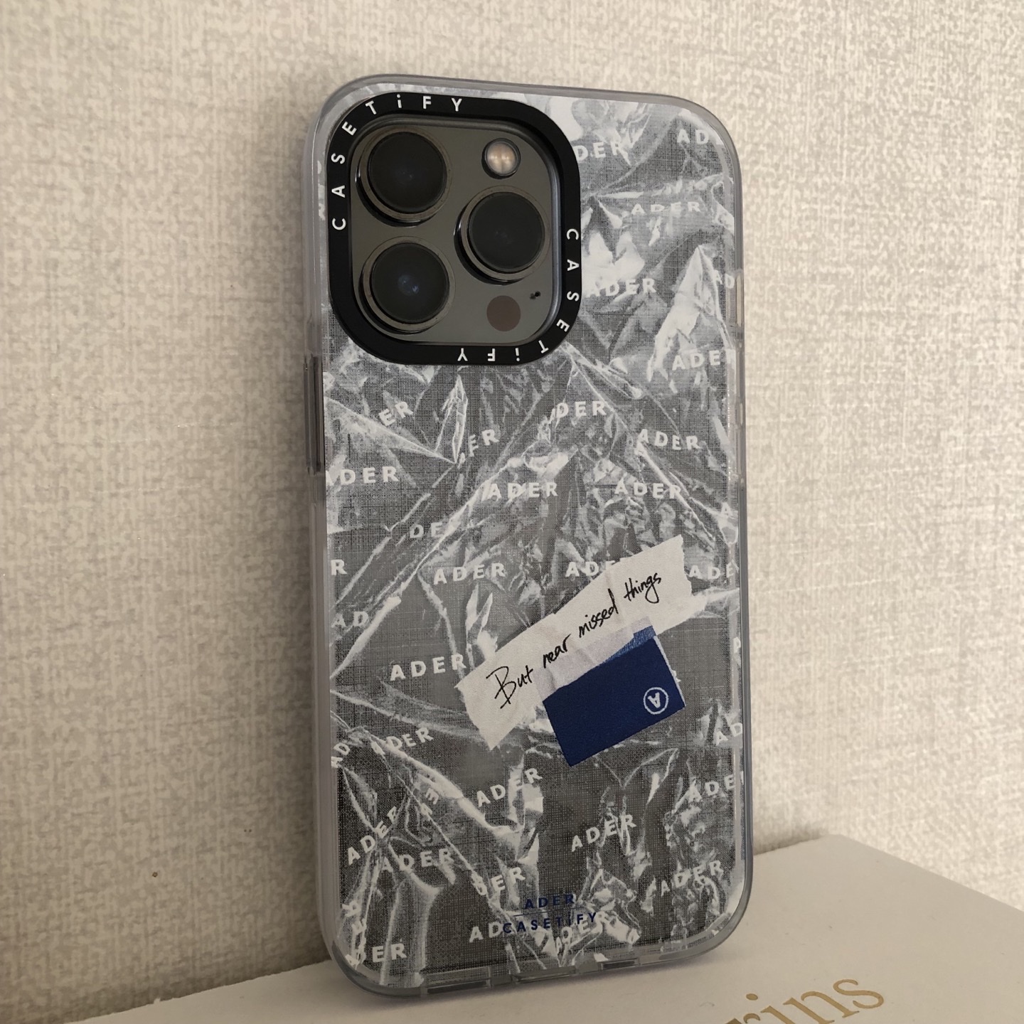 Casetify x Ader Error Plastic Impact iPhone Case 착용 스타일 - 2