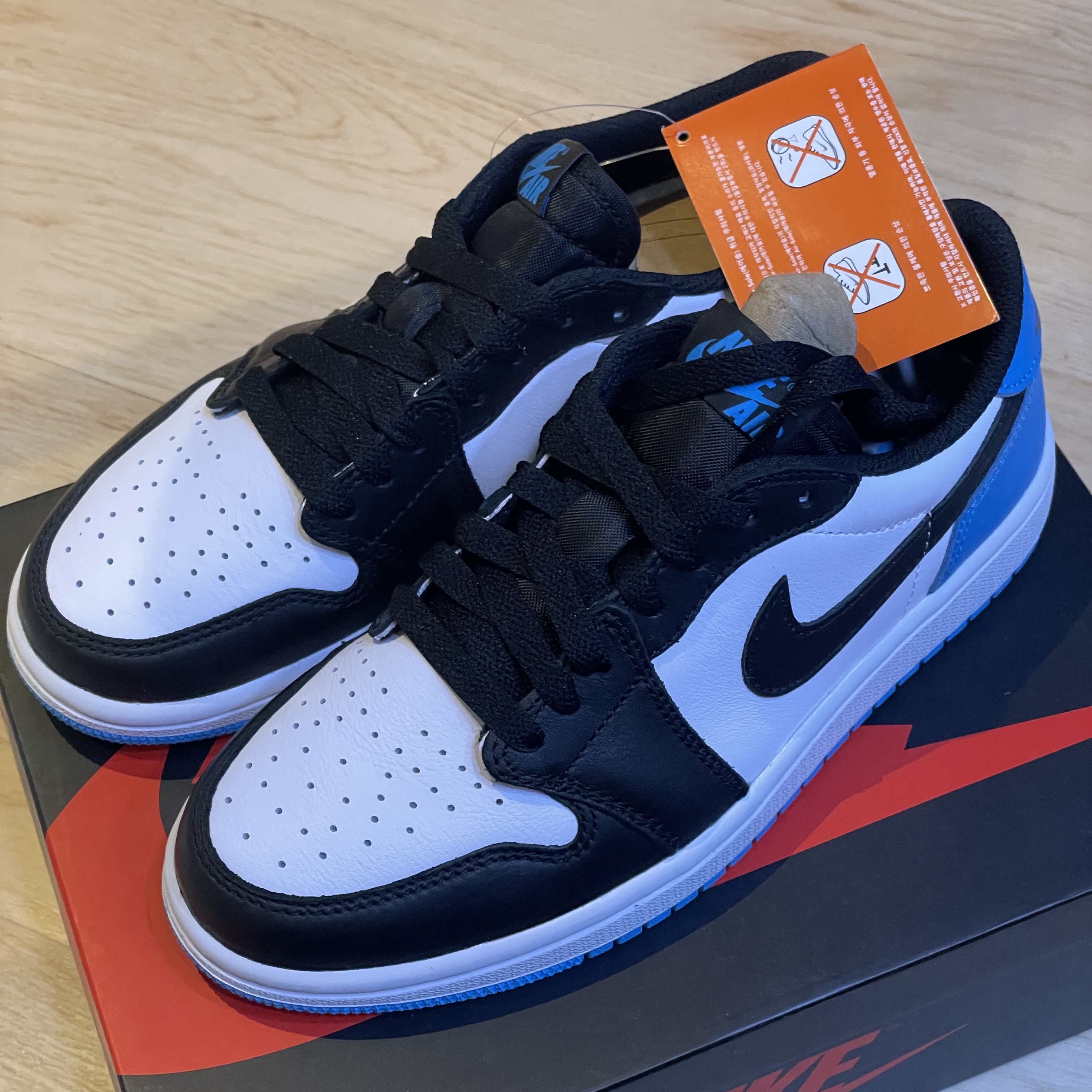 Jordan 1 Retro Low OG Black and Dark Powder Blue 착용 스타일 - 1