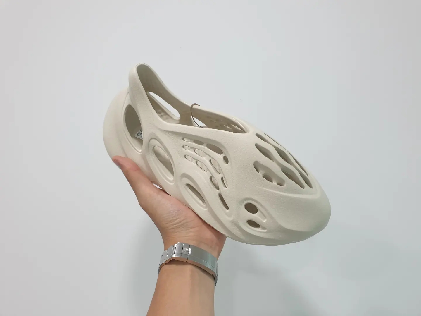 Adidas Yeezy Foam RNNR Sand 착용 스타일 - 1