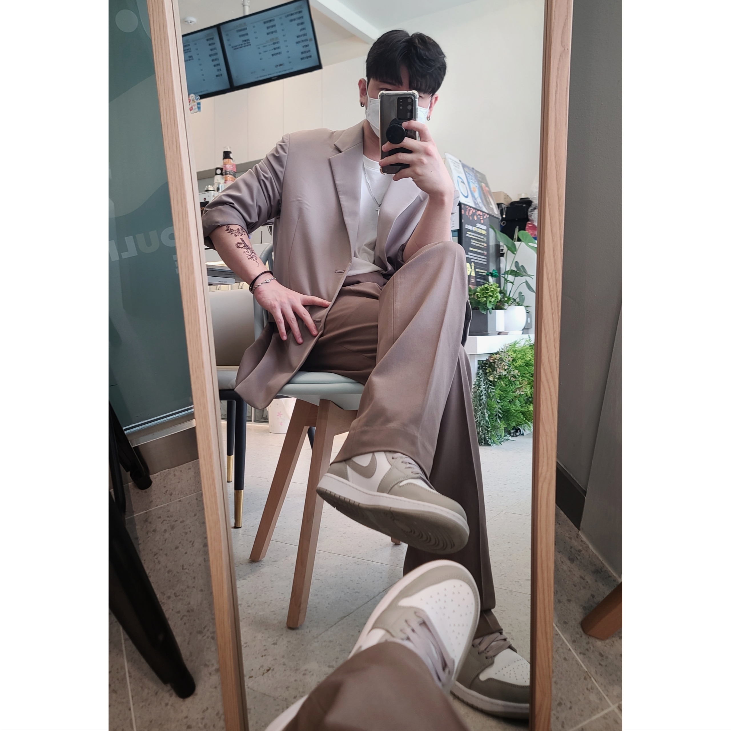 Jordan 1 Mid College Grey 착용 스타일 - 1