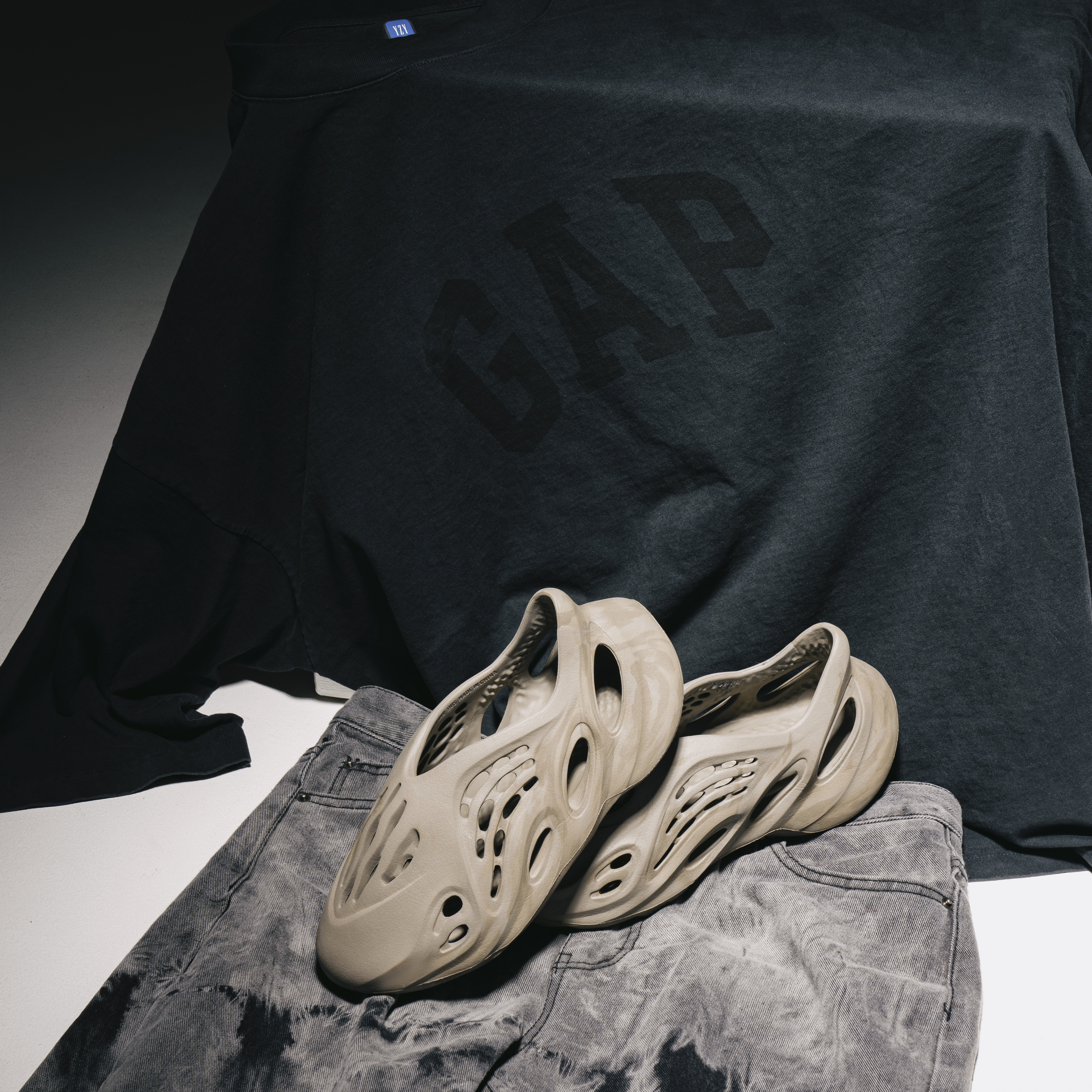 Adidas Yeezy Foam RNNR Stone Sage, Yeezy Gap Engineered By Balenciaga Dove 3/4 Sleeve T-Shirt Washed Black 착용 스타일