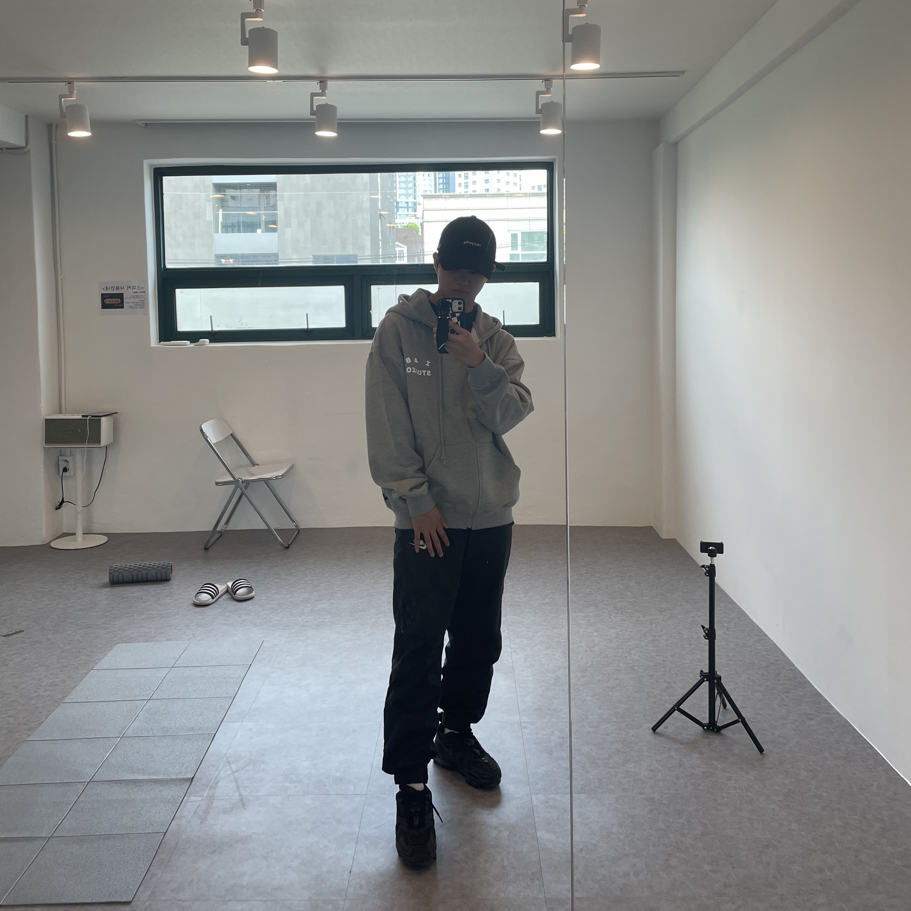 IAB Studio Zip-Up Hoodie Gray - 22FW 착용 스타일 - 1