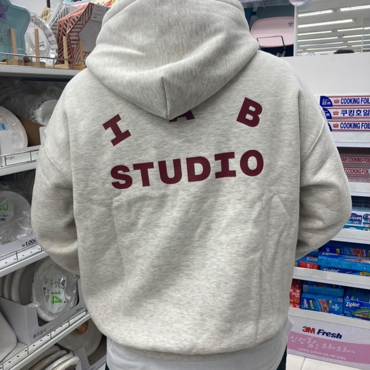 IAB Studio Hoodie Oatmeal Burgundy, Nike x Sacai x Clot LDWaffle Cool Grey 착용 스타일