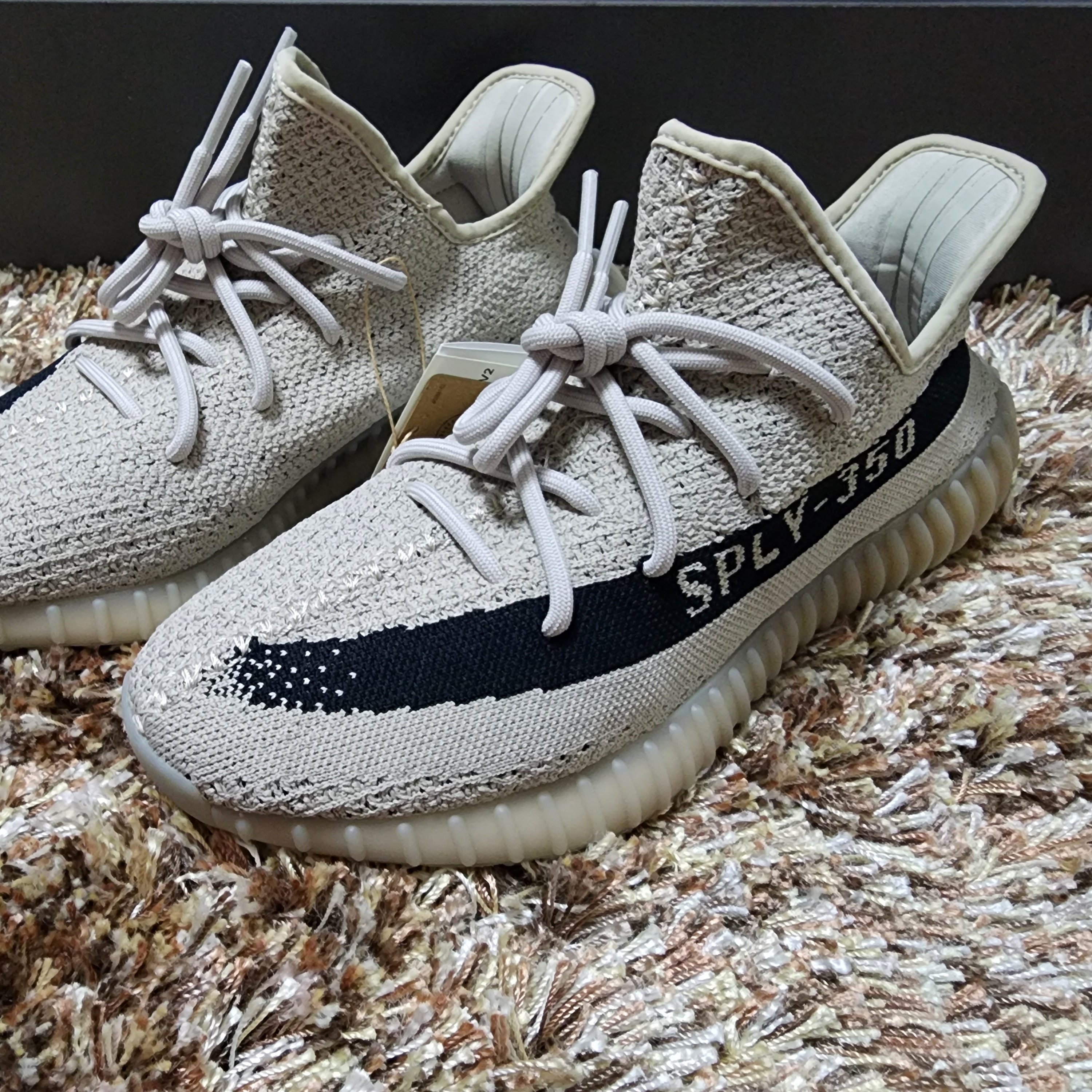 Adidas Yeezy Boost 350 V2 Slate Core Black 2022/2023 착용 스타일 - 2