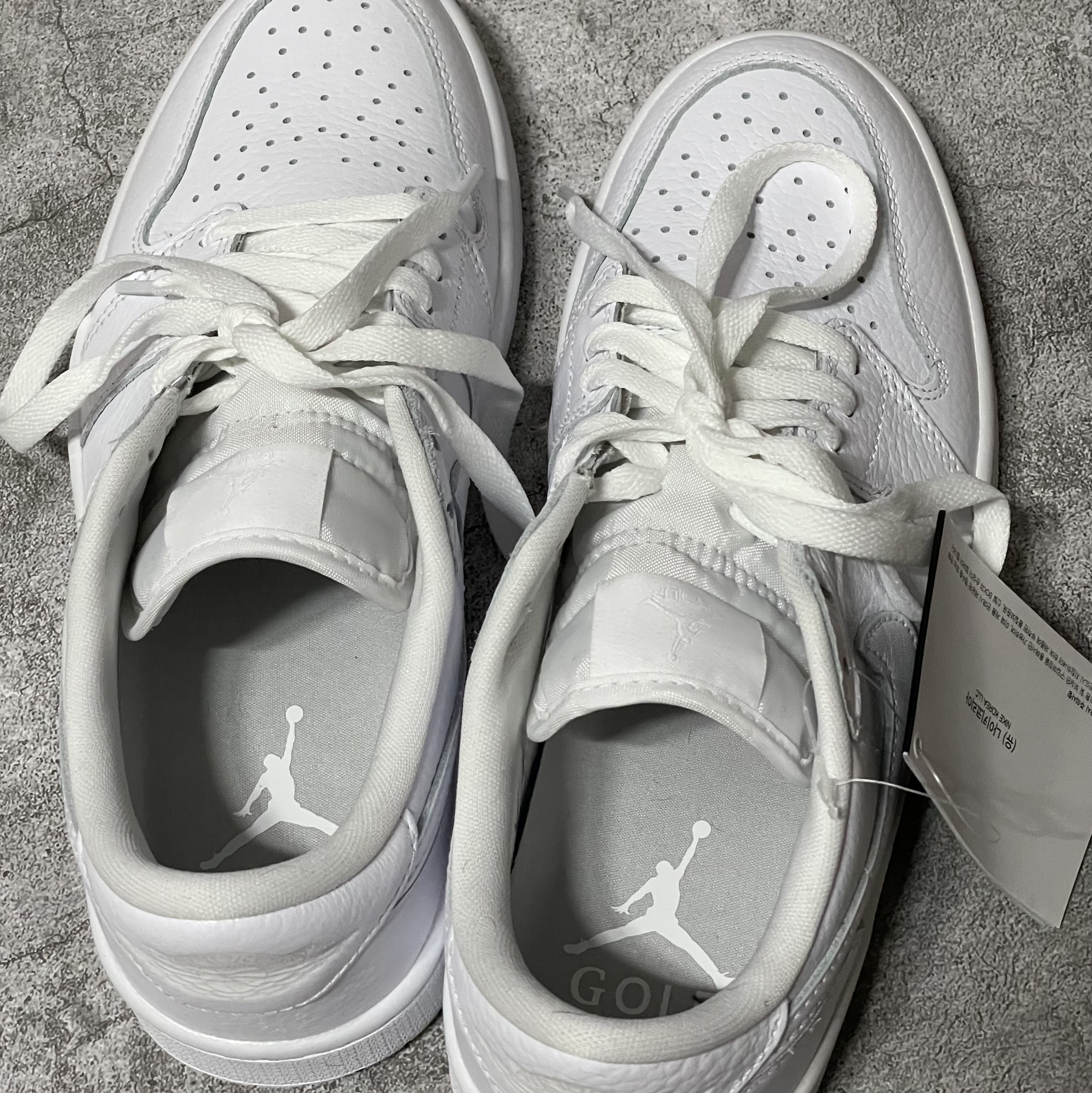 Jordan 1 Low Golf Triple White 착용 스타일 - 2