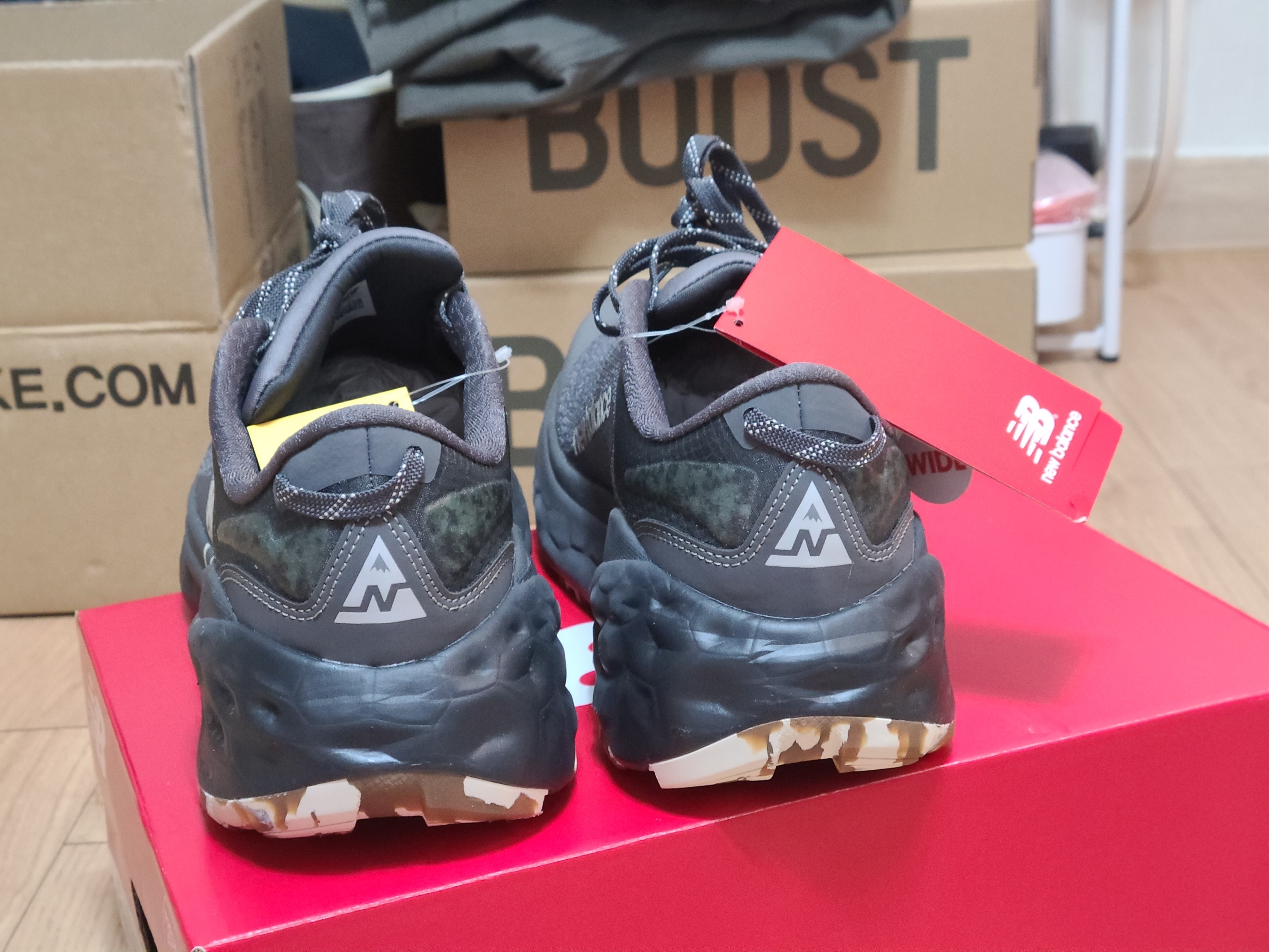 New Balance Fresh Foam X More Trail v2 Dark Grey - 2E Wide 착용 스타일 - 4