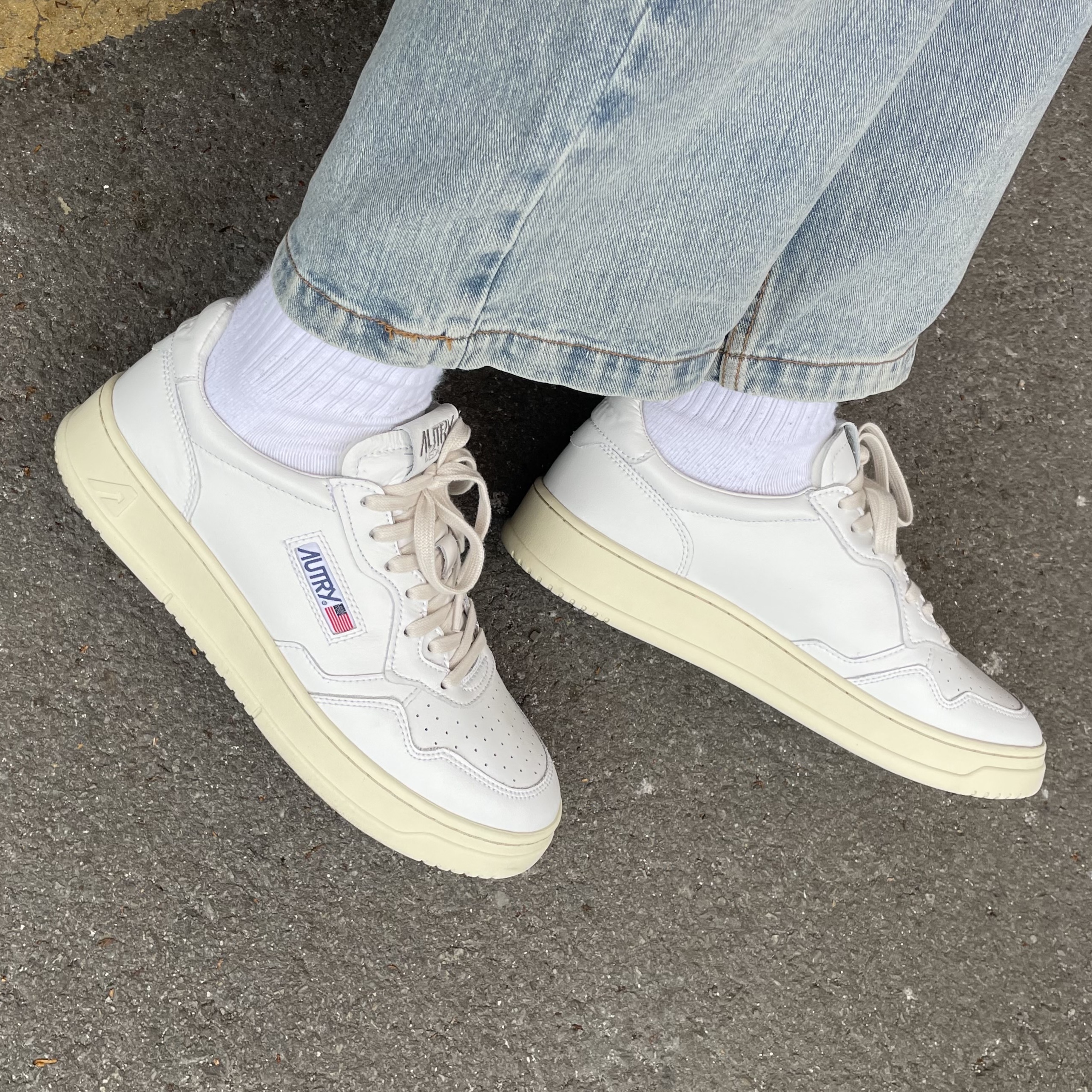 Autry Medalist Low Leather Sneakers White 착용 스타일 - 2