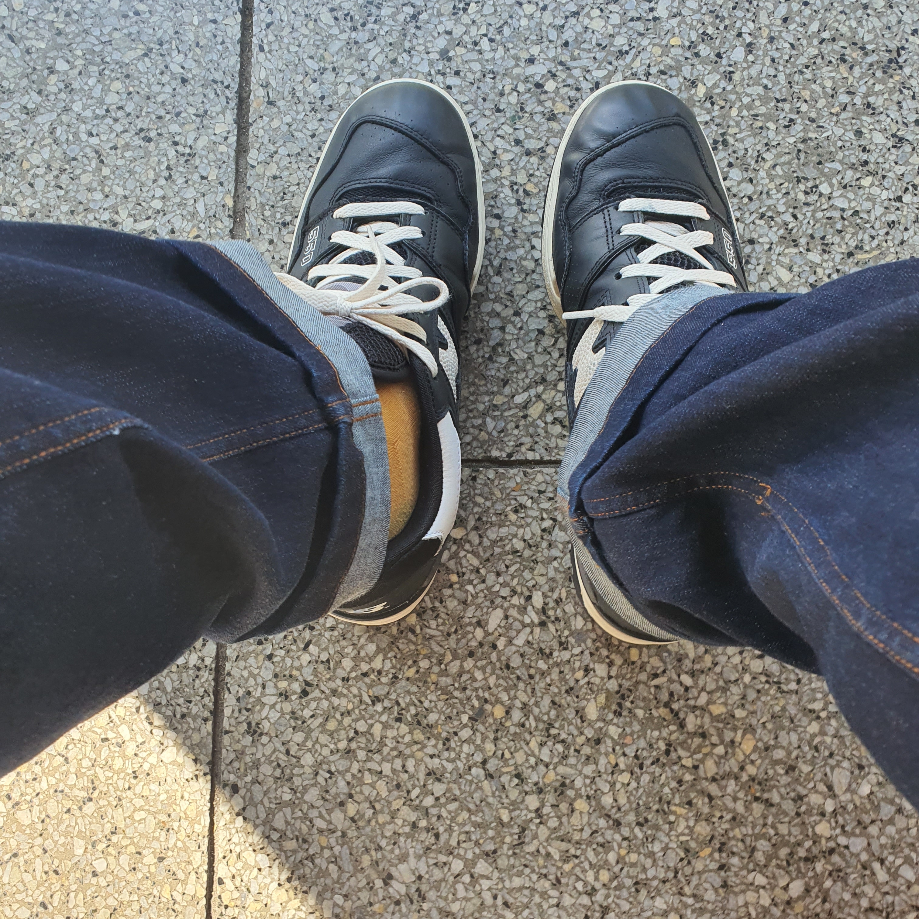 New Balance 550 Black Grey - 2E Wide 착용 스타일 - 3