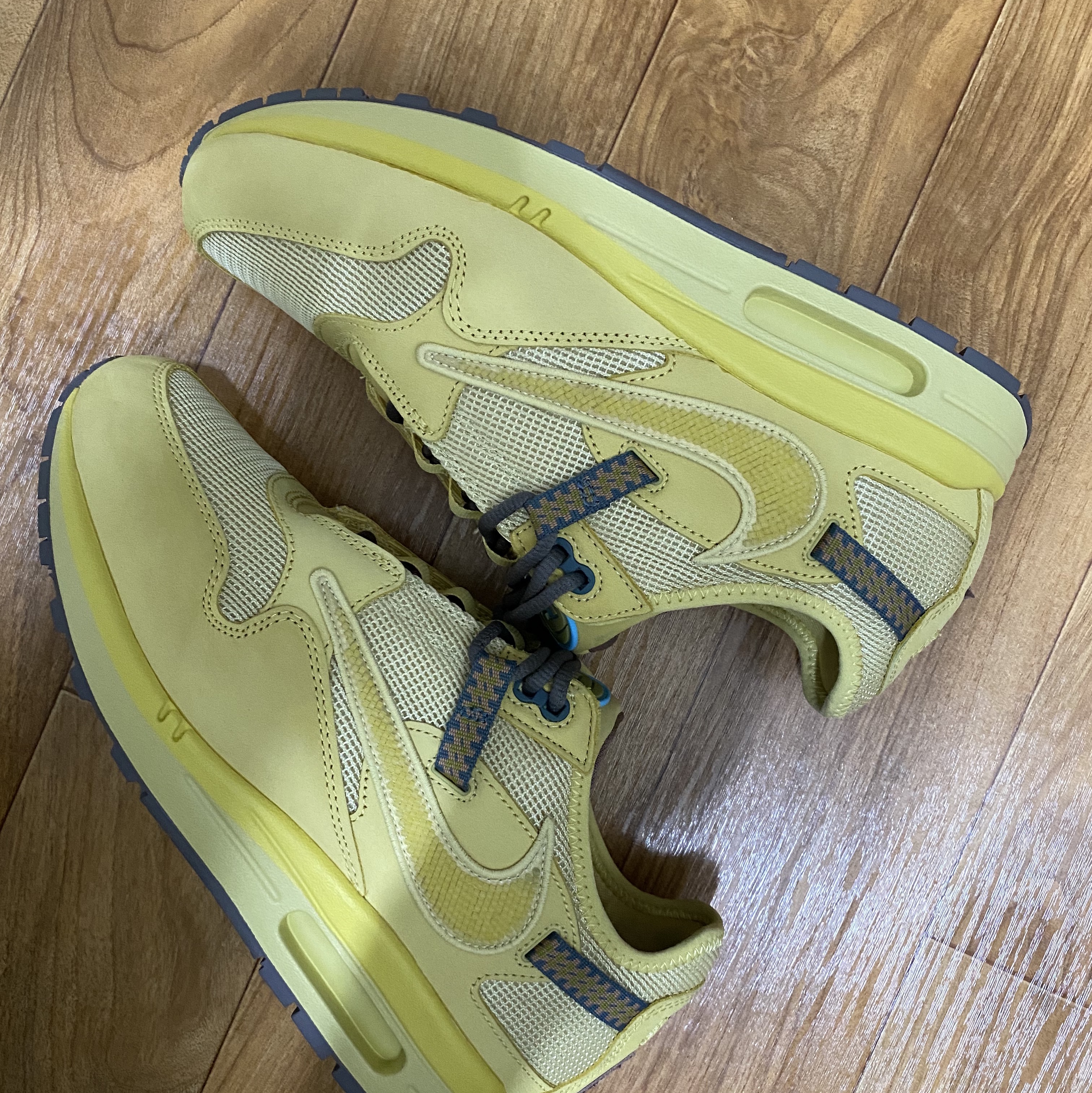 Nike x Travis Scott Air Max 1 Cact.us Gold 착용 스타일