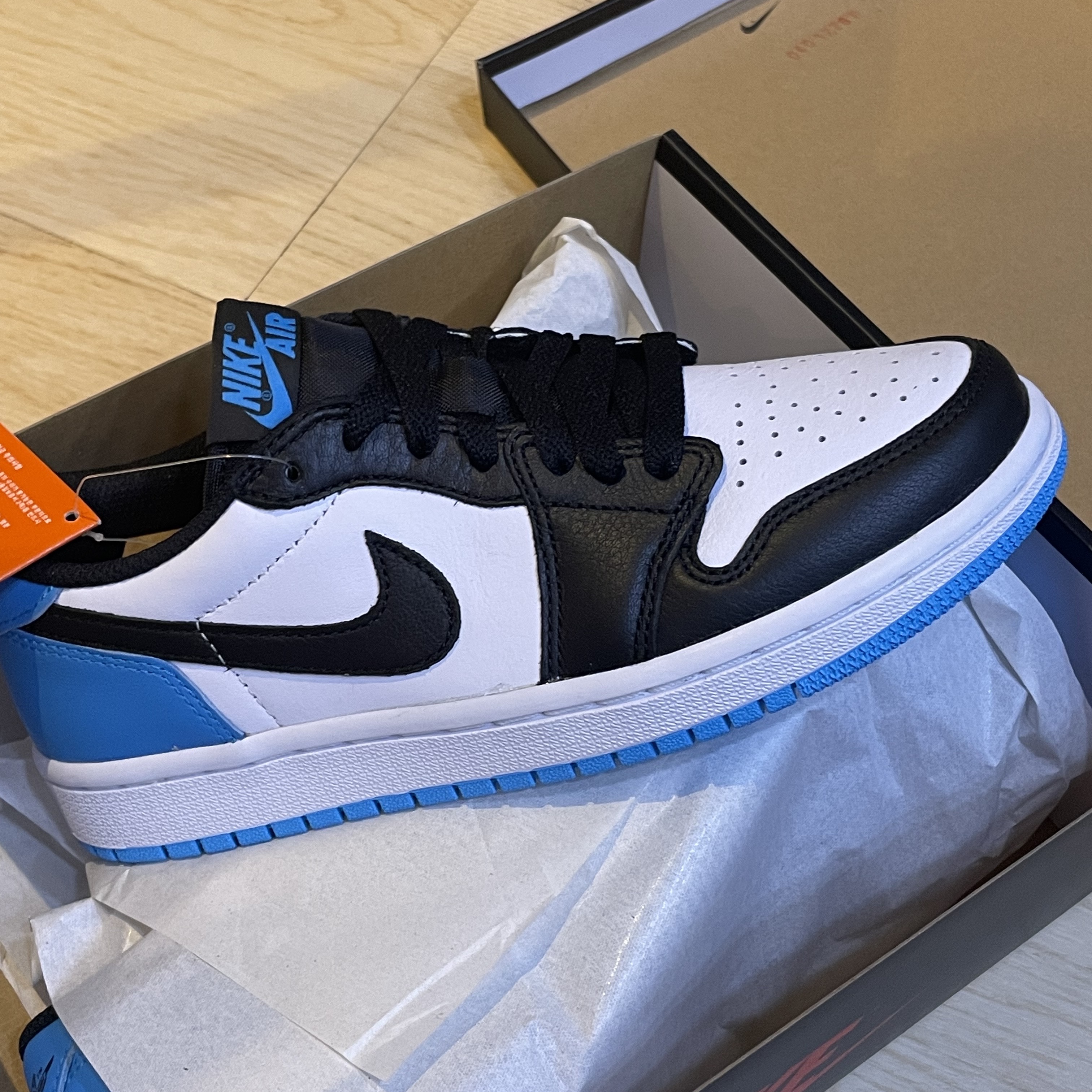 Jordan 1 Retro Low OG Black and Dark Powder Blue 착용 스타일 - 2