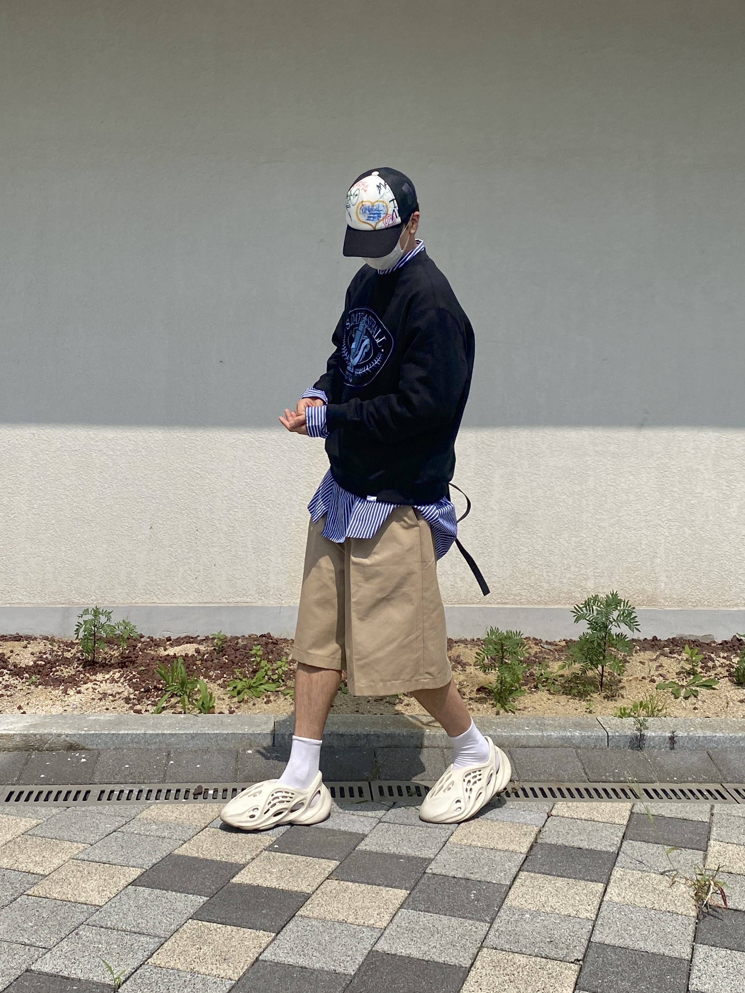 Adidas Yeezy Foam RNNR Sand 착용 스타일 - 1