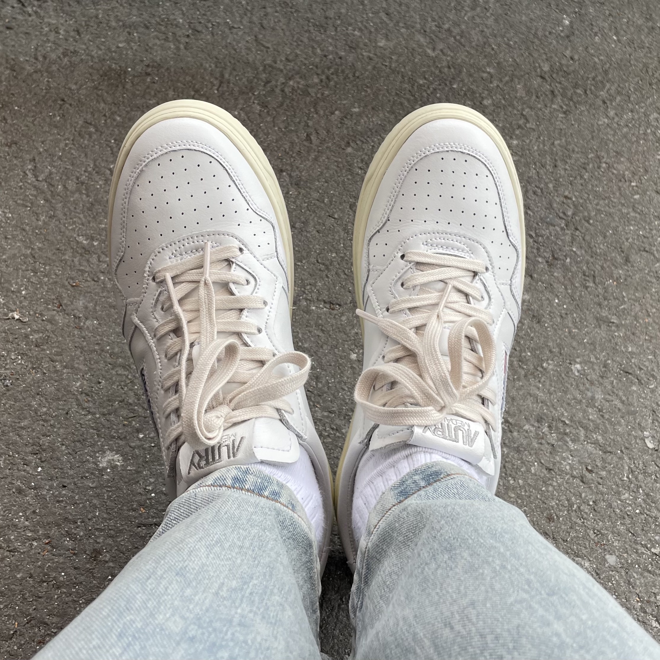 Autry Medalist Low Leather Sneakers White 착용 스타일 - 1
