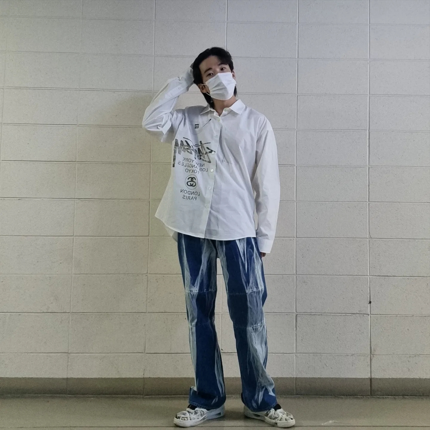 Stussy World Tour Shirt White, Our Legacy Extended Third Cut Glass Bleach Denim 착용 스타일
