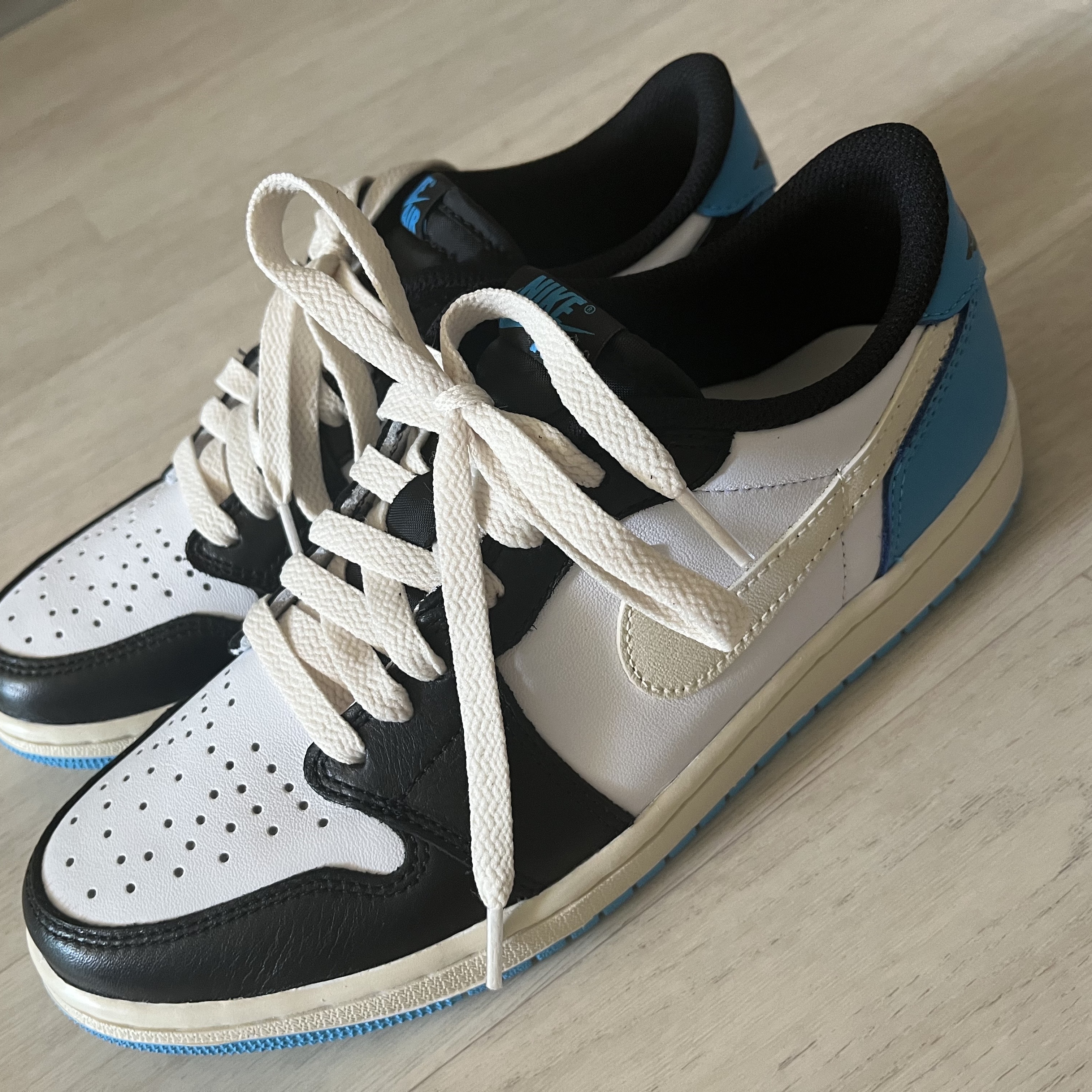 Jordan 1 Retro Low OG Black and Dark Powder Blue 착용 스타일 - 2