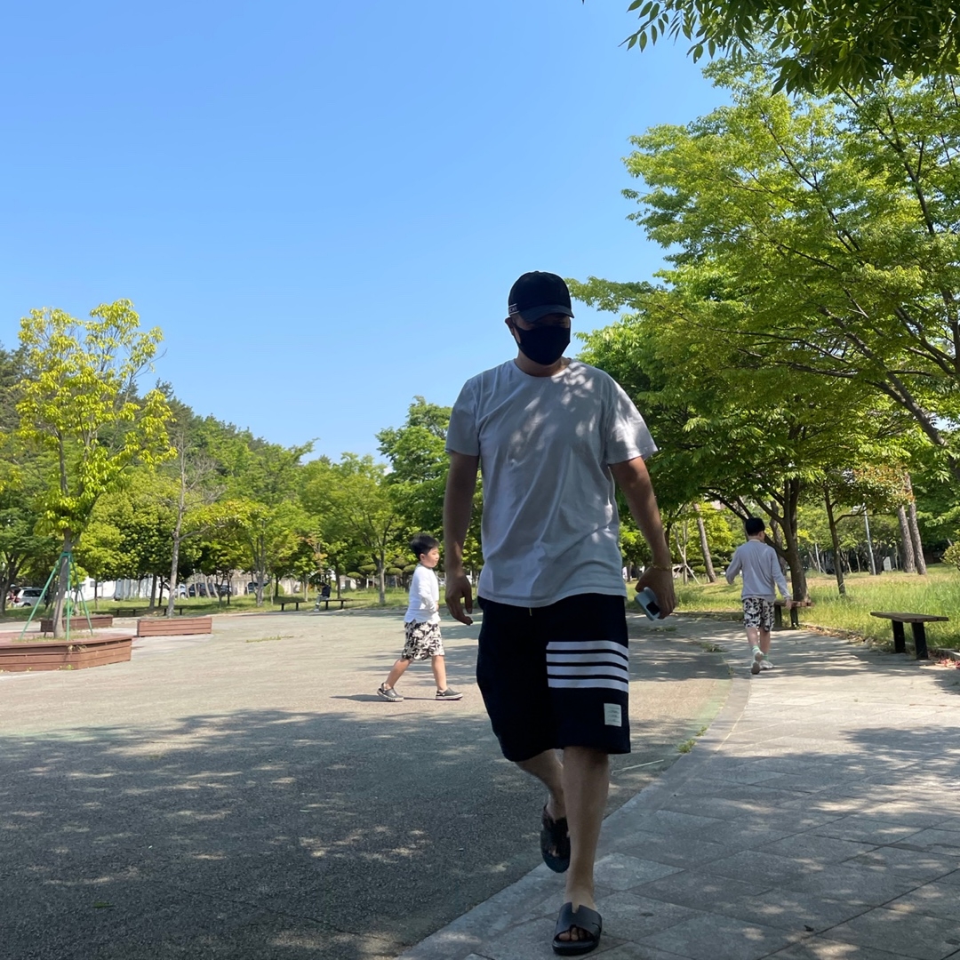 Thom Browne Cotton LoopBack Knit Engineered 4-Bar Sweatshorts Navy, Hermes Izmir Sandal Calfskin & Moka 착용 스타일
