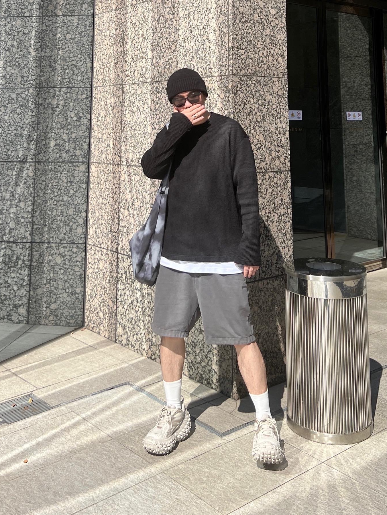 Balenciaga Defender Sneakers Beige 착용 스타일 - 3