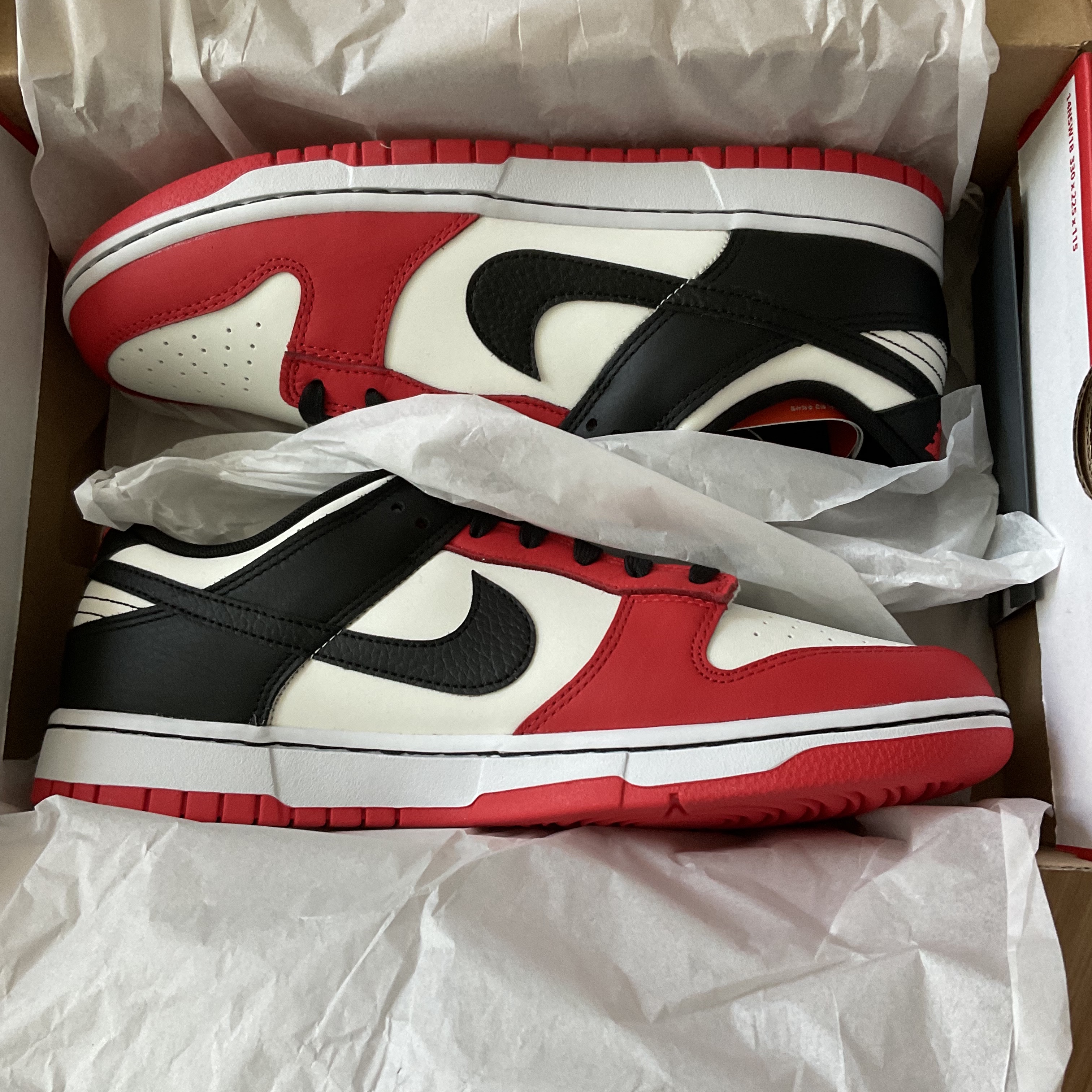 Nike x NBA Dunk Low Retro EMB Black and Chile Red 착용 스타일 - 2