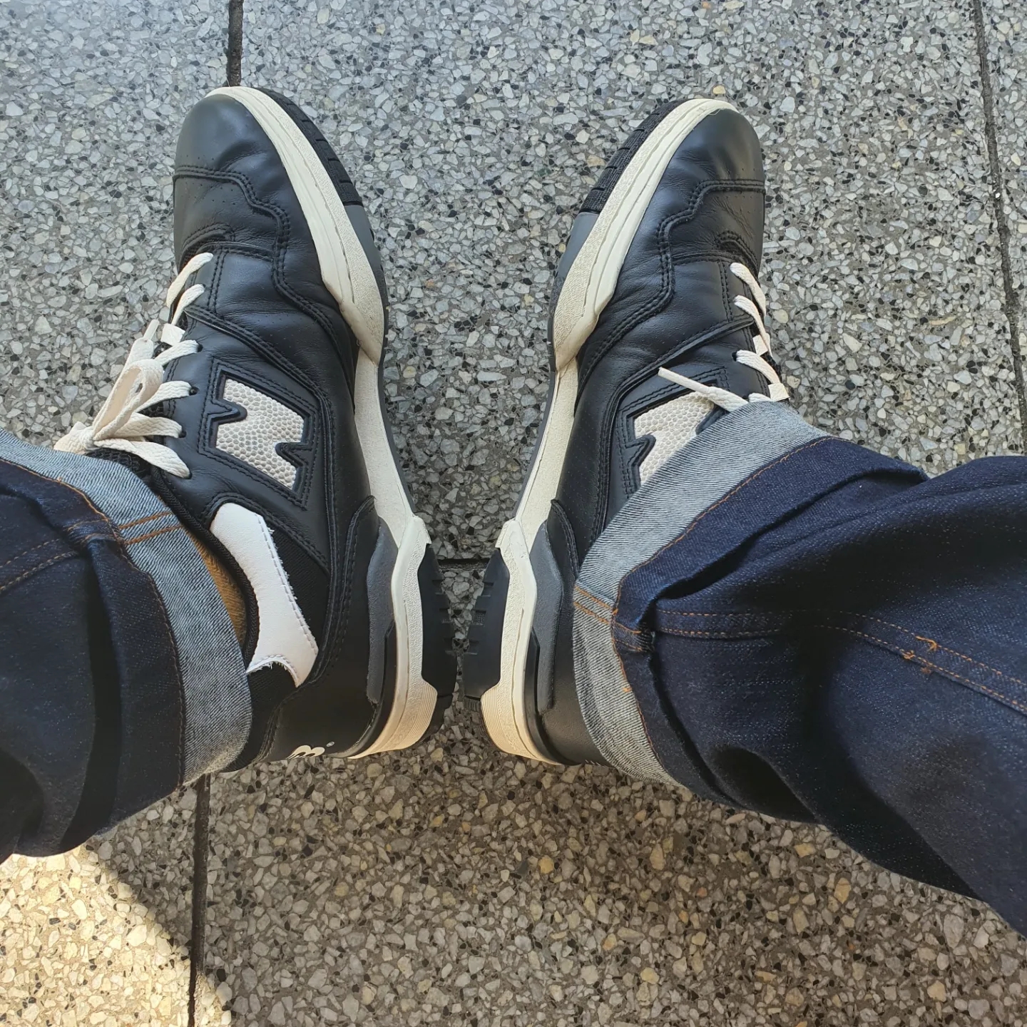 New Balance 550 Black Grey - 2E Wide 착용 스타일 - 2