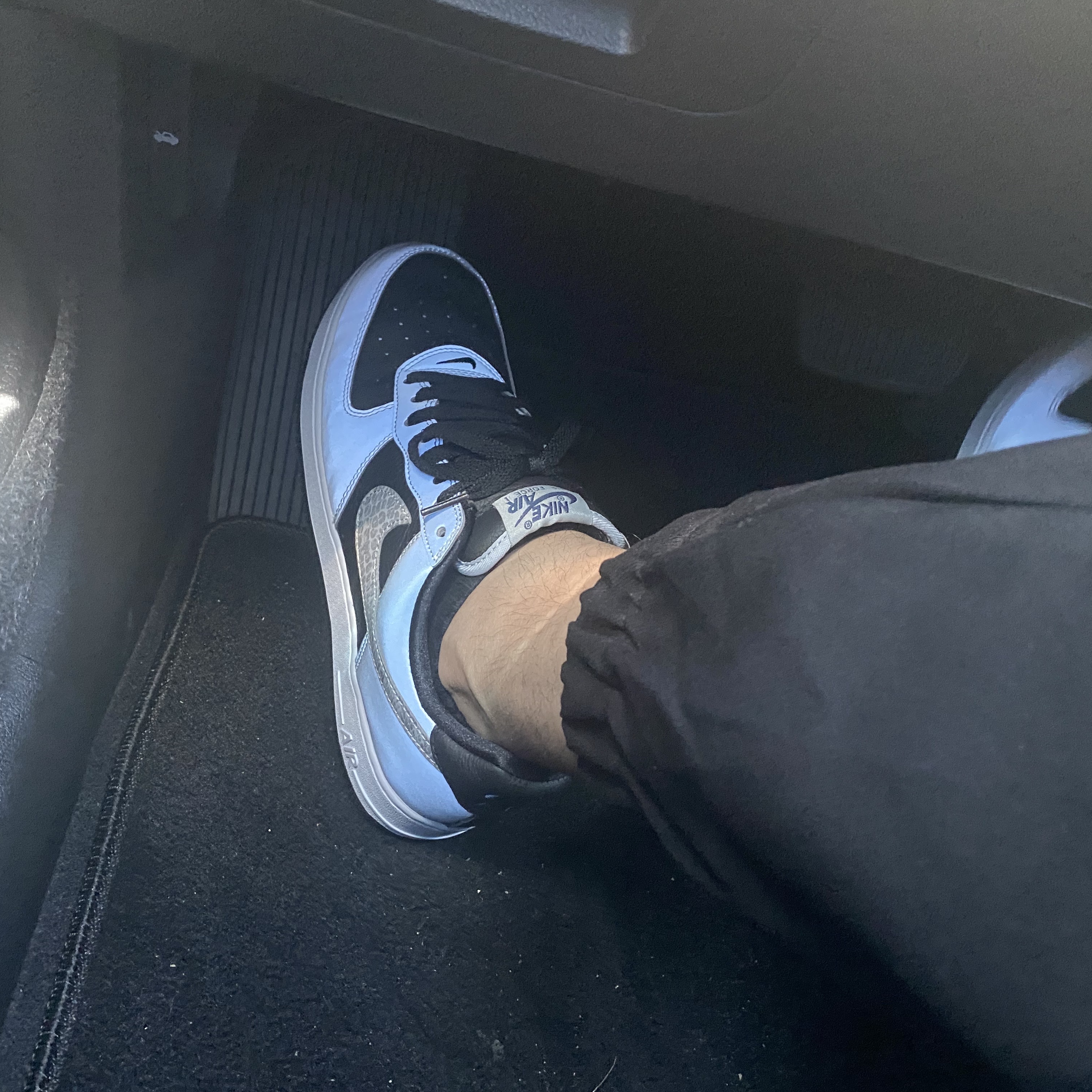 Nike Air Force 1 B Silver Snake 착용 스타일 - 2
