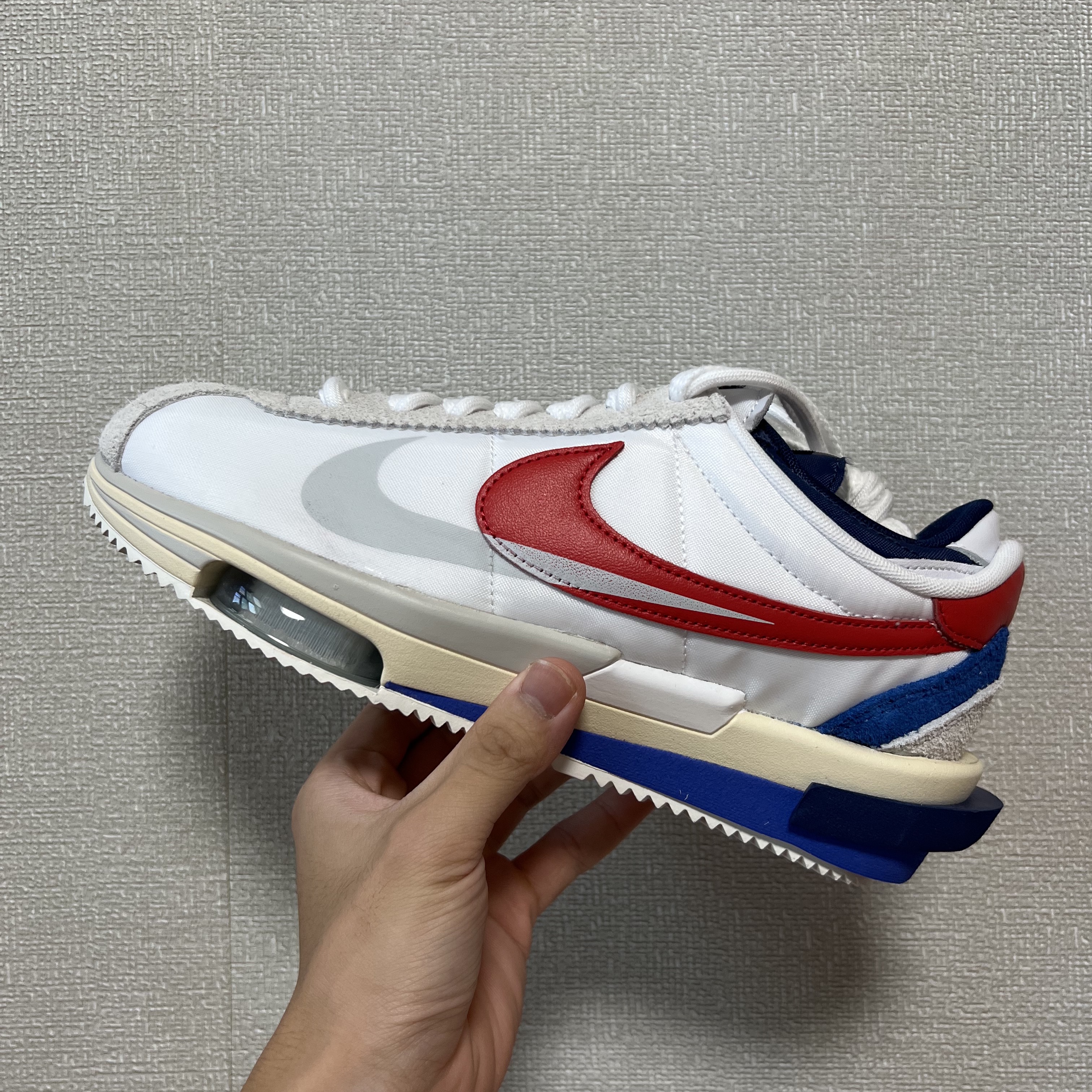 Nike x Sacai Zoom Cortez SP White and University Red 착용 스타일 - 1