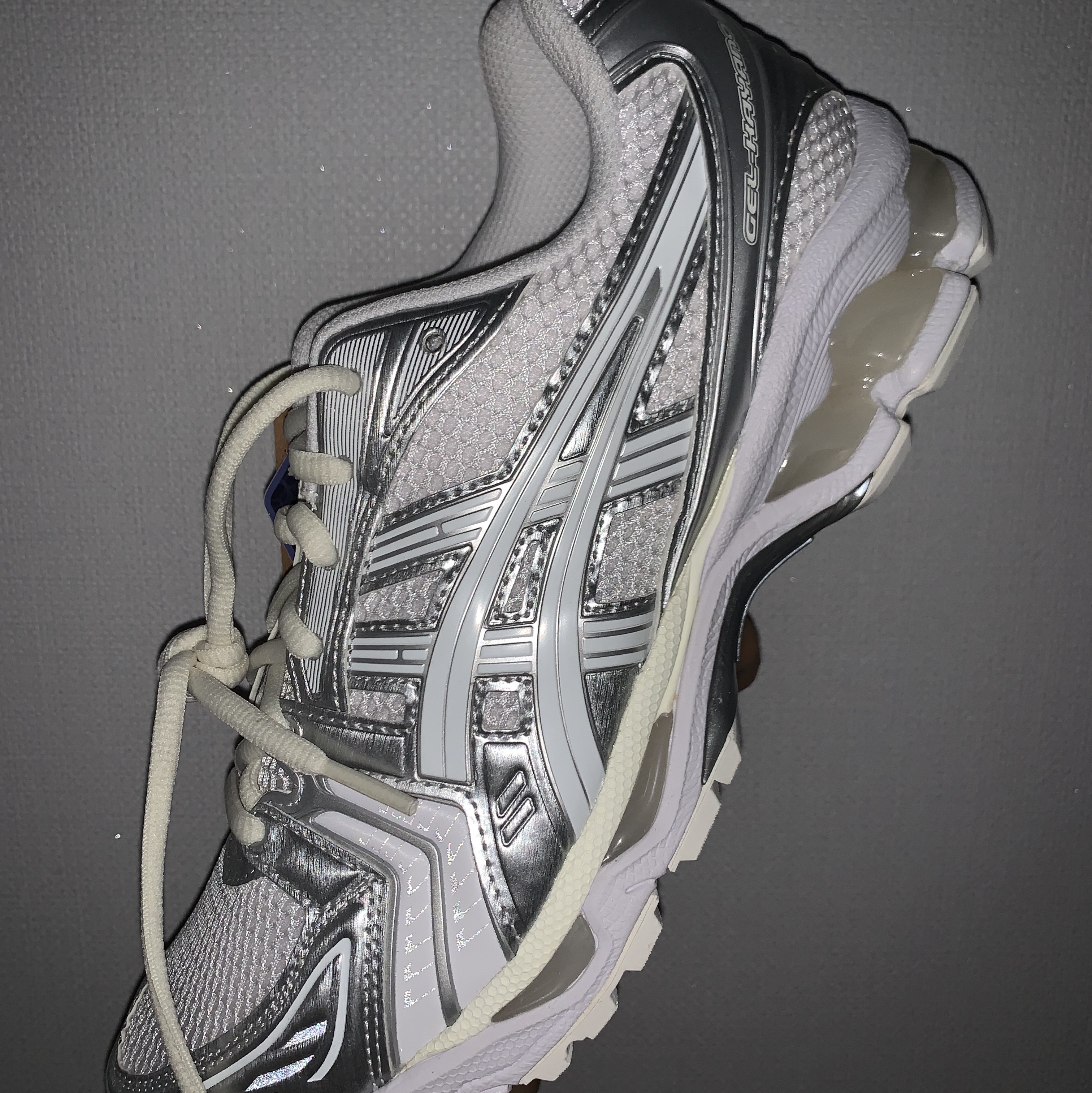 Asics x JJJJound Gel-Kayano 14 Silver White 착용 스타일 - 1