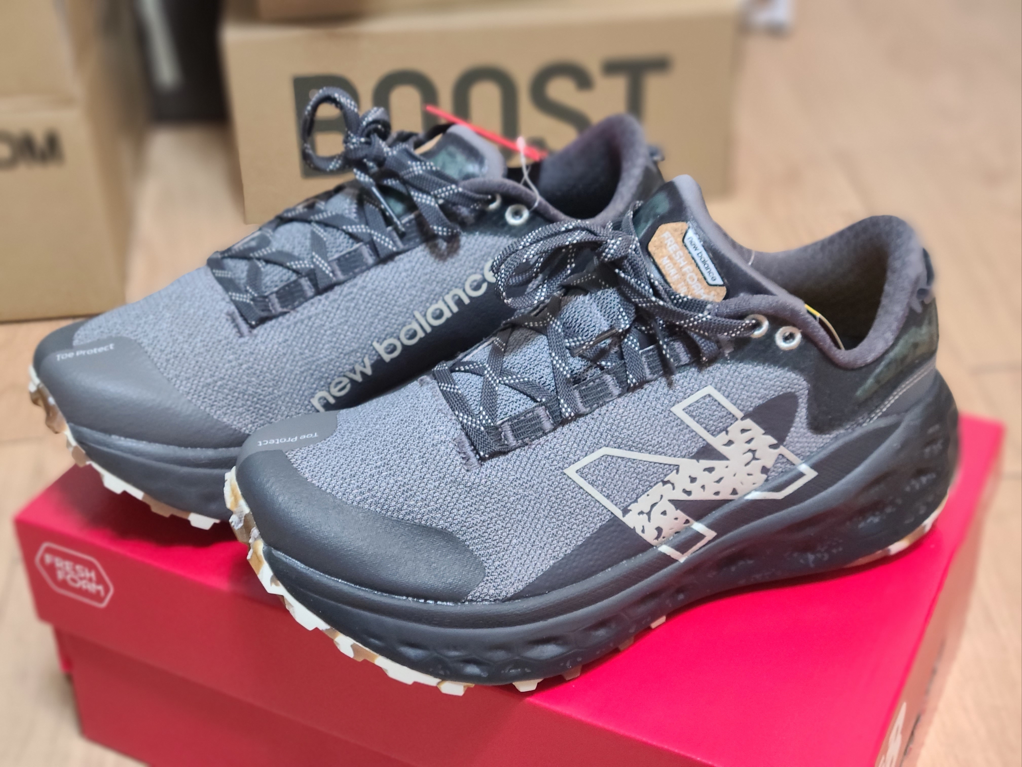 New Balance Fresh Foam X More Trail v2 Dark Grey - 2E Wide 착용 스타일 - 3