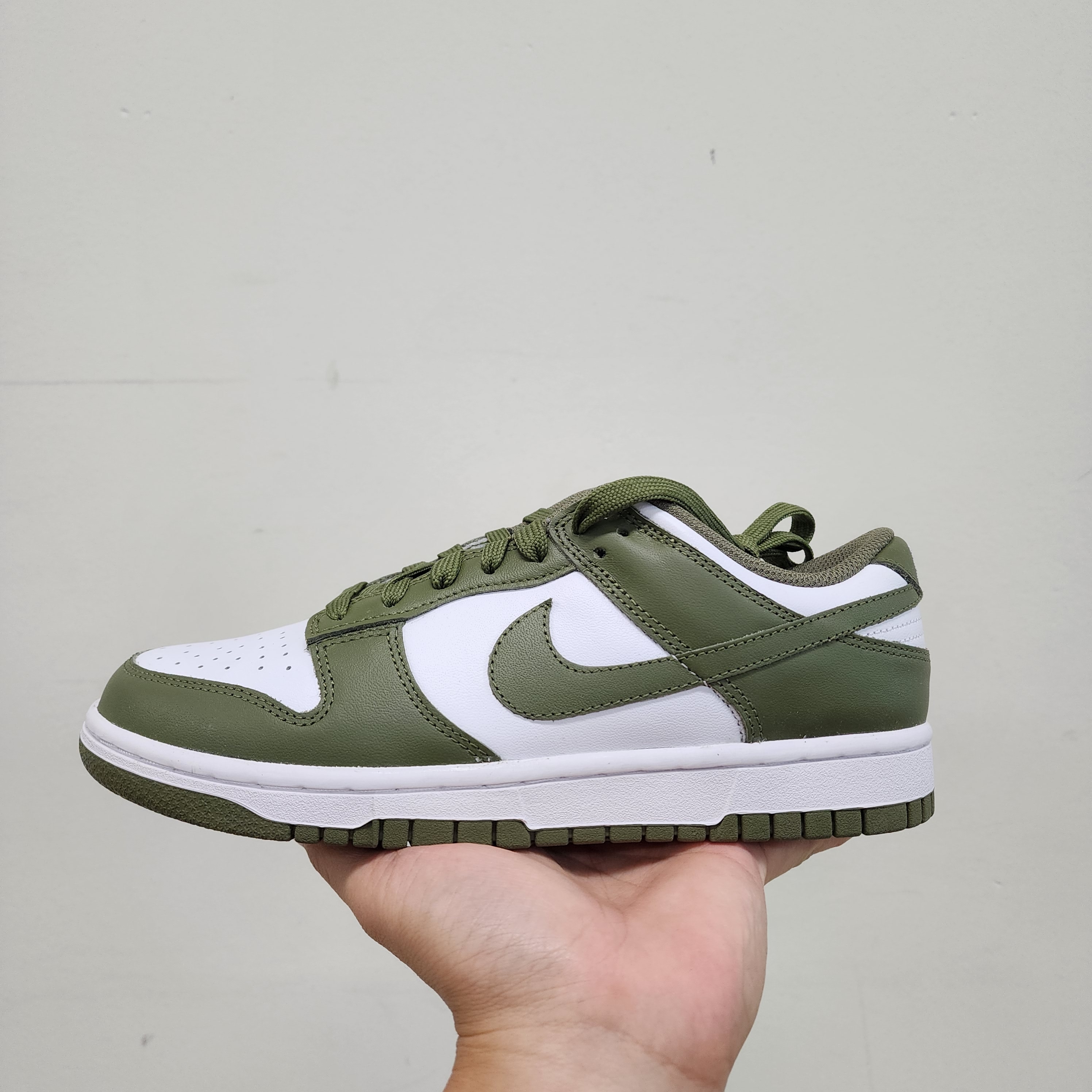 (W) Nike Dunk Low Medium Olive 착용 스타일 - 1
