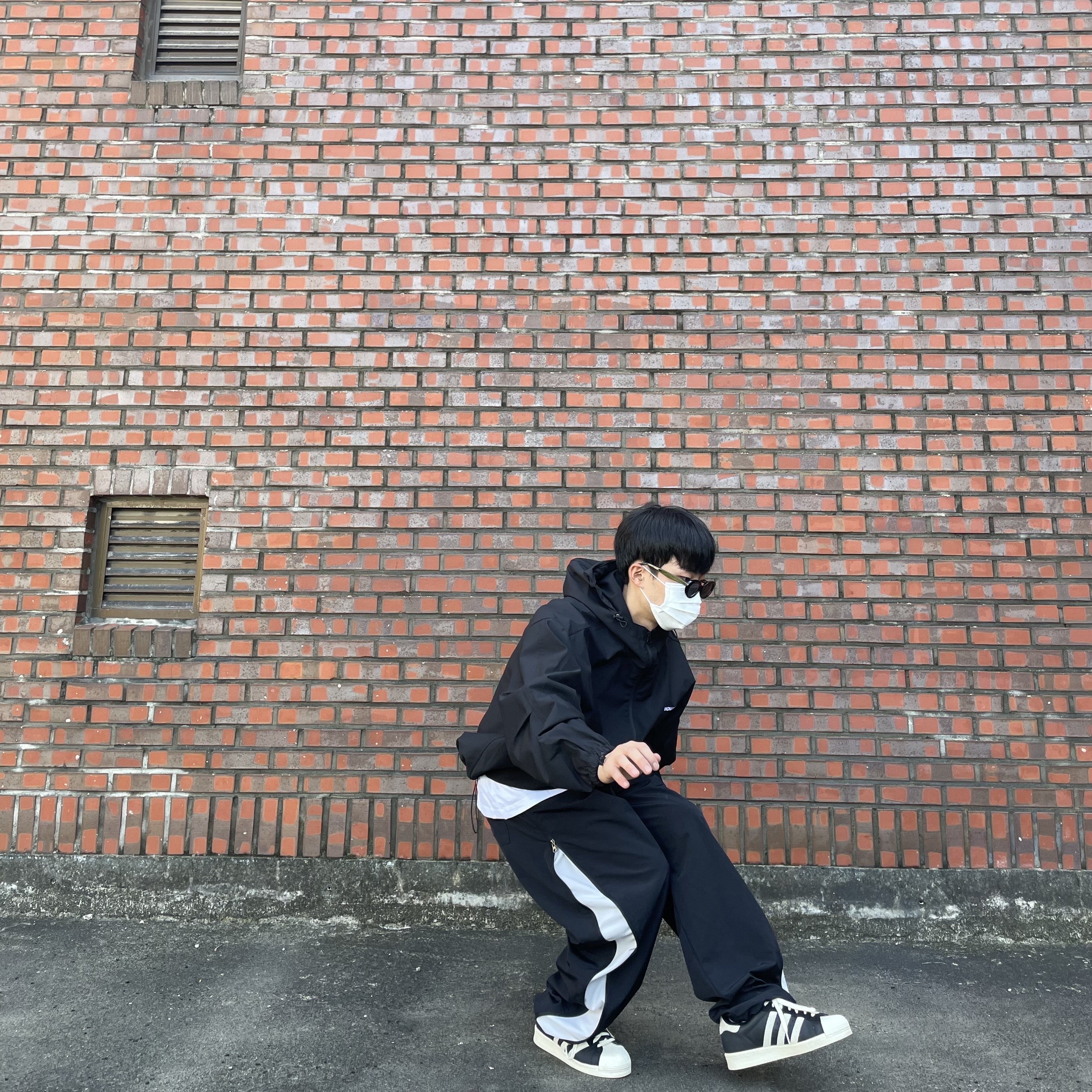 Adidas Superstar 82 Black White 착용 스타일 - 2