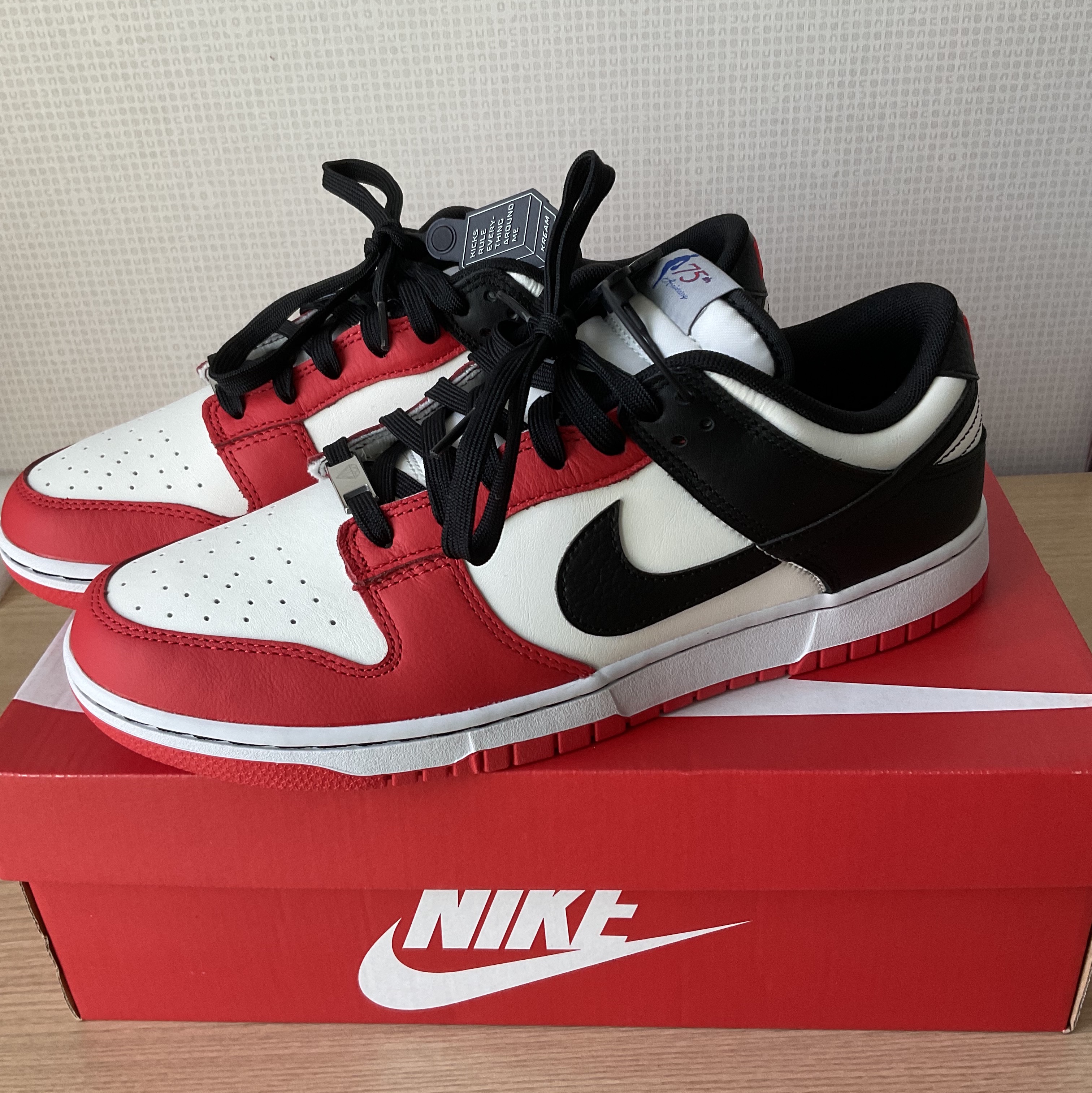 Nike x NBA Dunk Low Retro EMB Black and Chile Red 착용 스타일 - 1