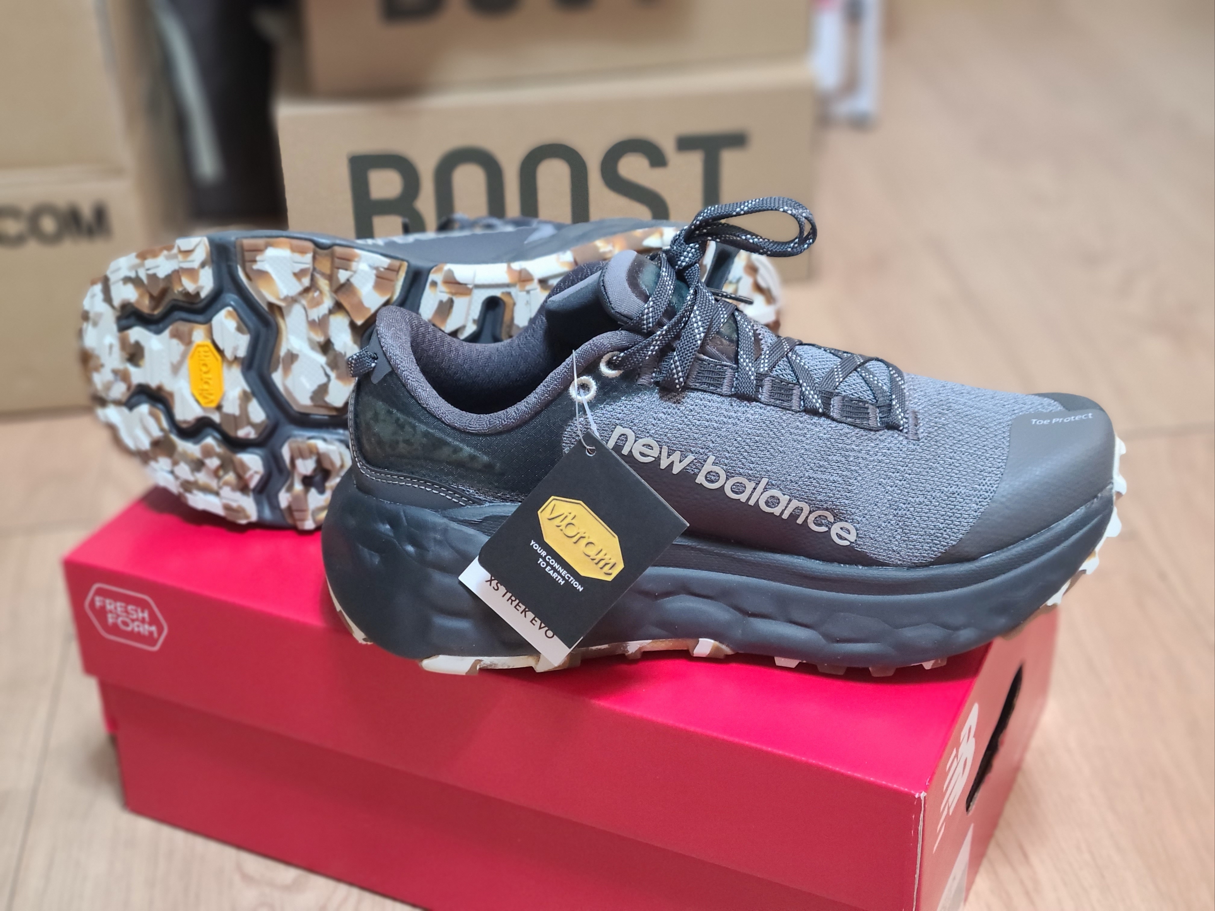 New Balance Fresh Foam X More Trail v2 Dark Grey - 2E Wide 착용 스타일 - 2