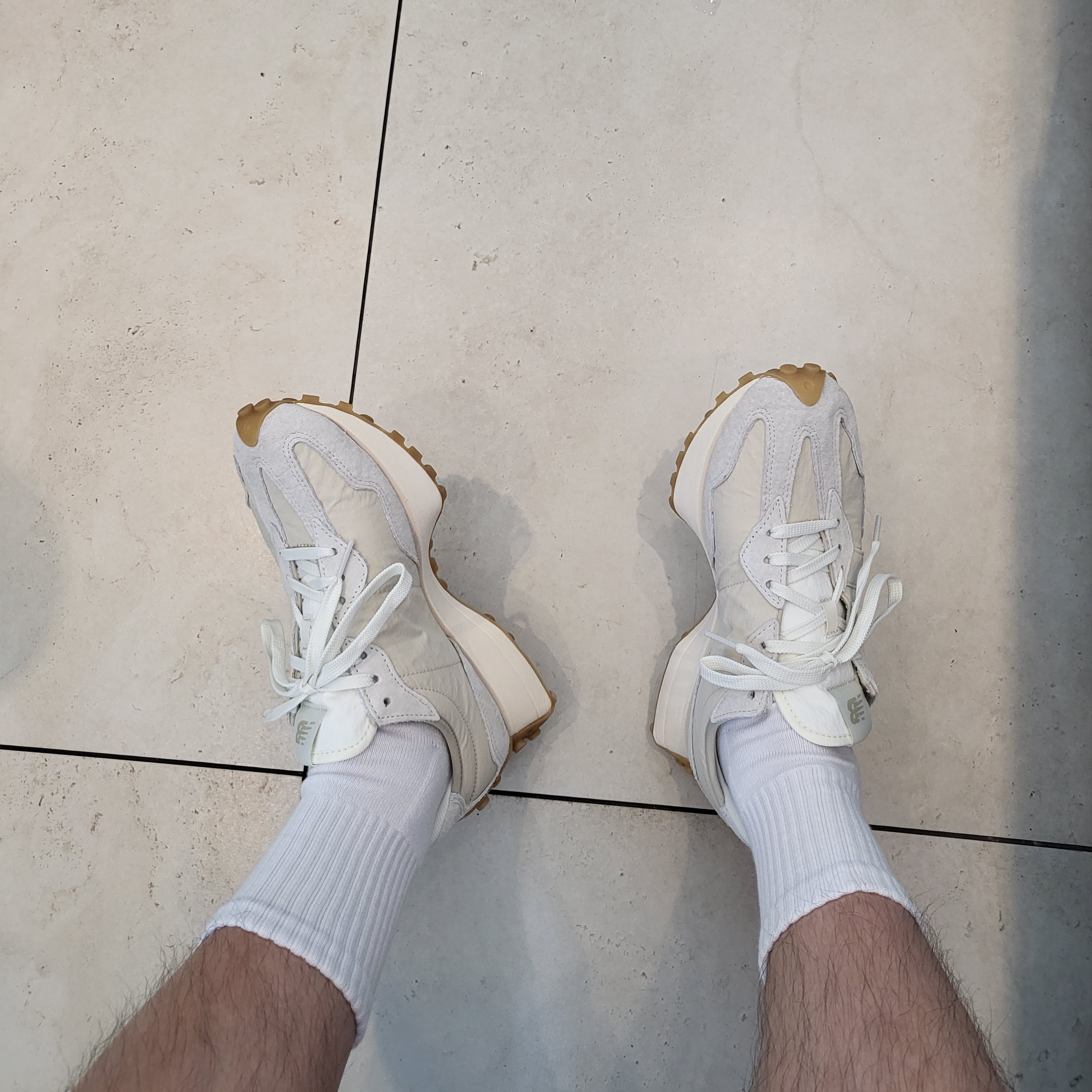 New Balance 327 Clean Vintage Moonbeam 착용 스타일