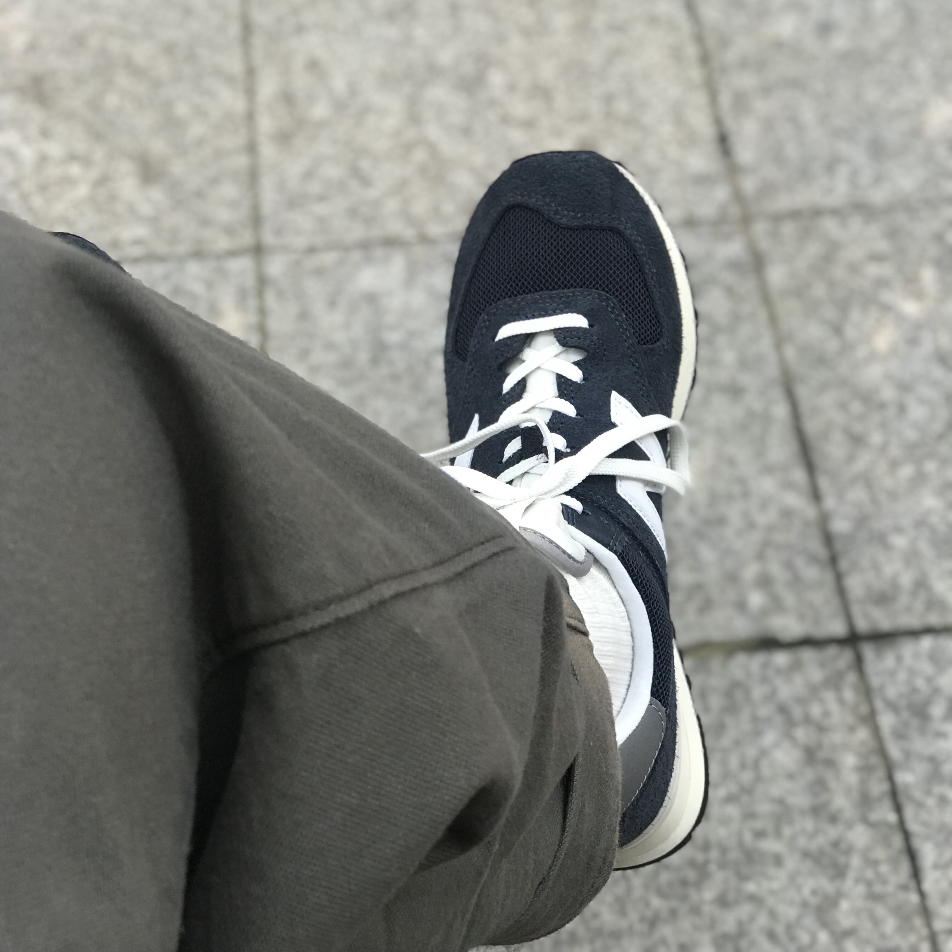 New Balance 574 Heritage Navy 착용 스타일 - 2