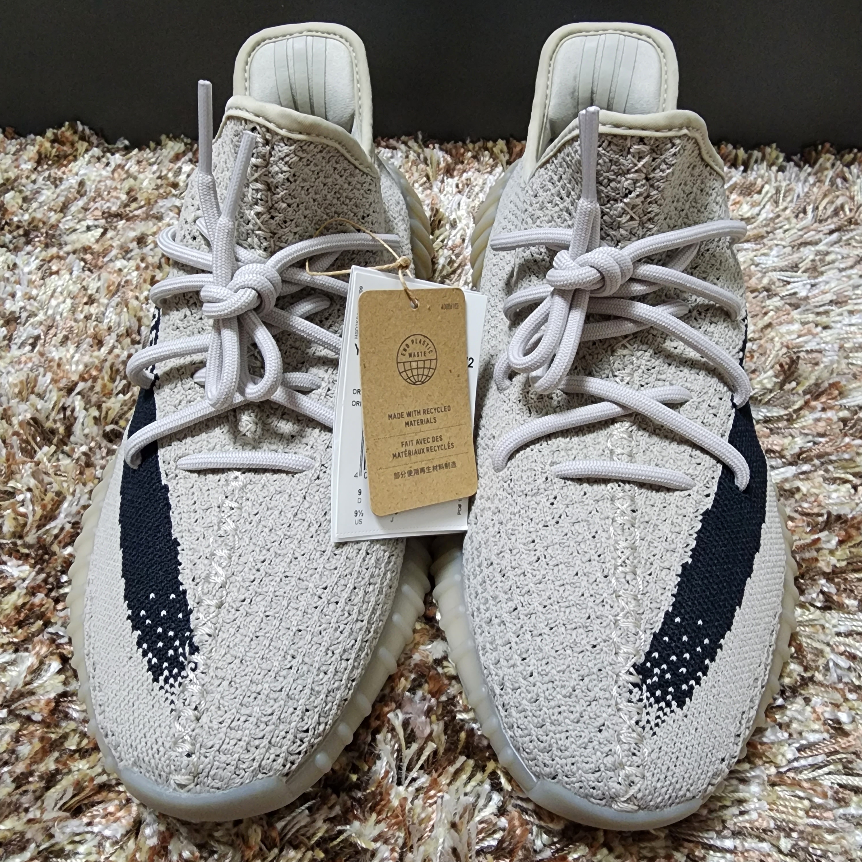 Adidas Yeezy Boost 350 V2 Slate Core Black 2022/2023 착용 스타일 - 1