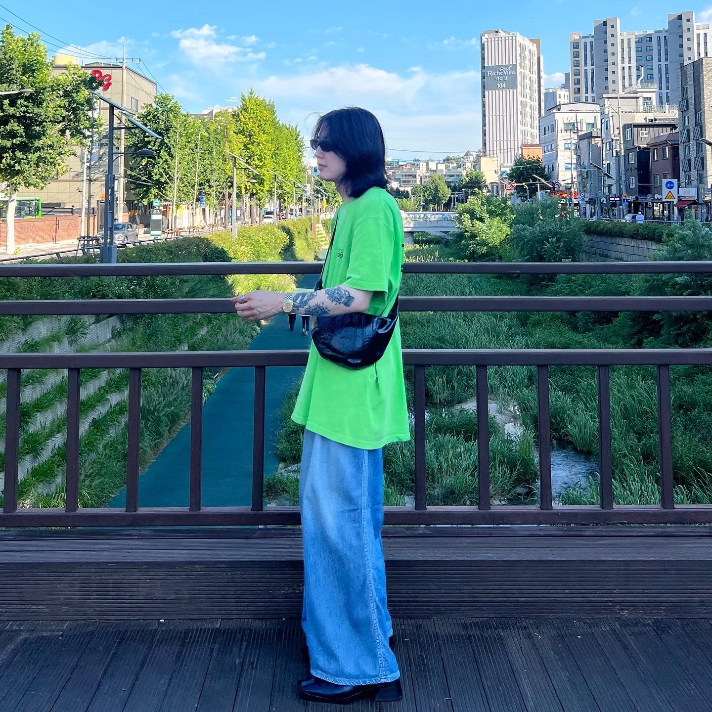 Lemaire Small Croissant Bag Coated Linen Canvas Black, Stussy Basic Stussy T-Shirt Black 2022 착용 스타일 - 2