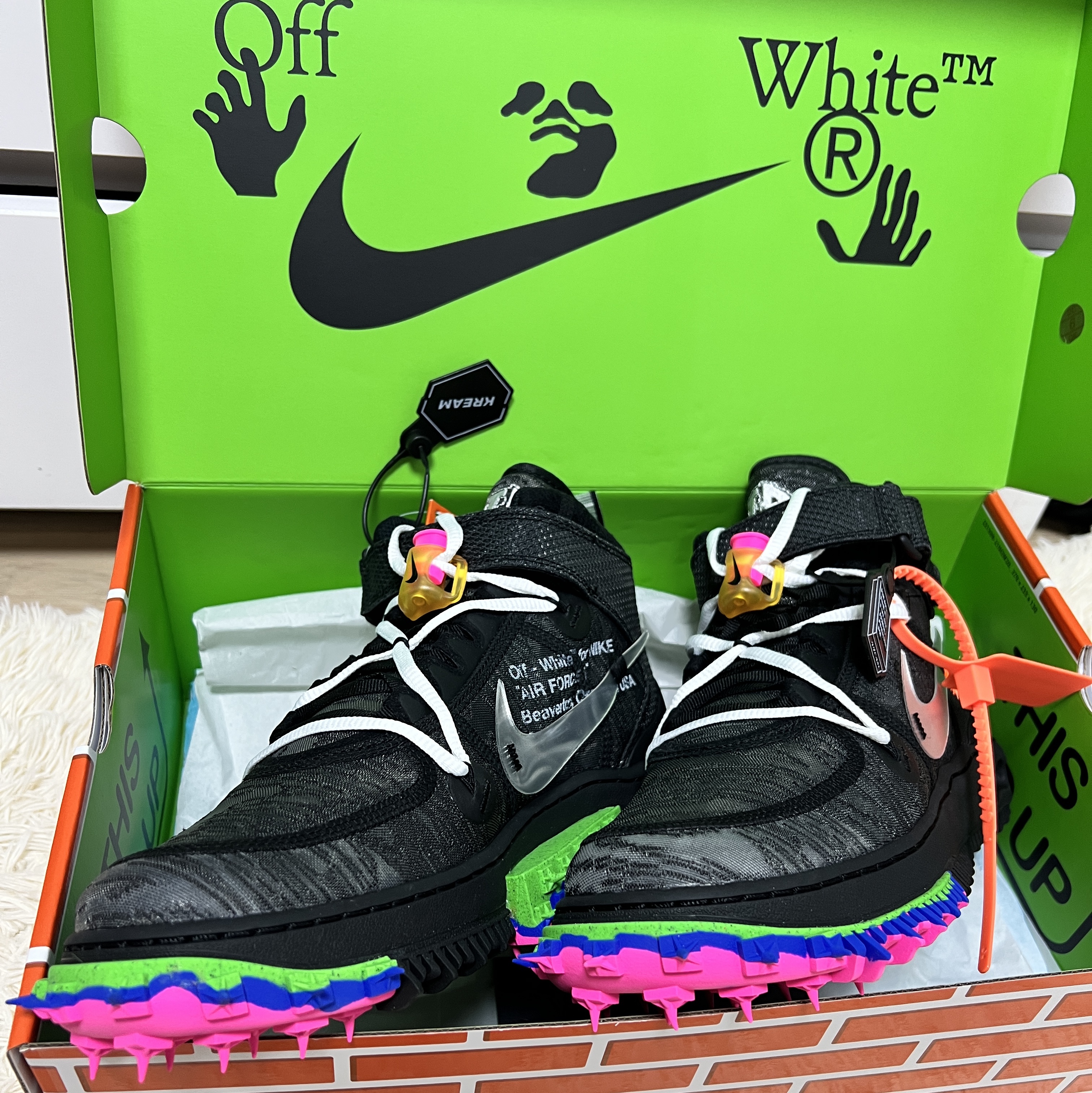 Nike x Off-White Air Force 1 Mid SP Black 착용 스타일 - 2