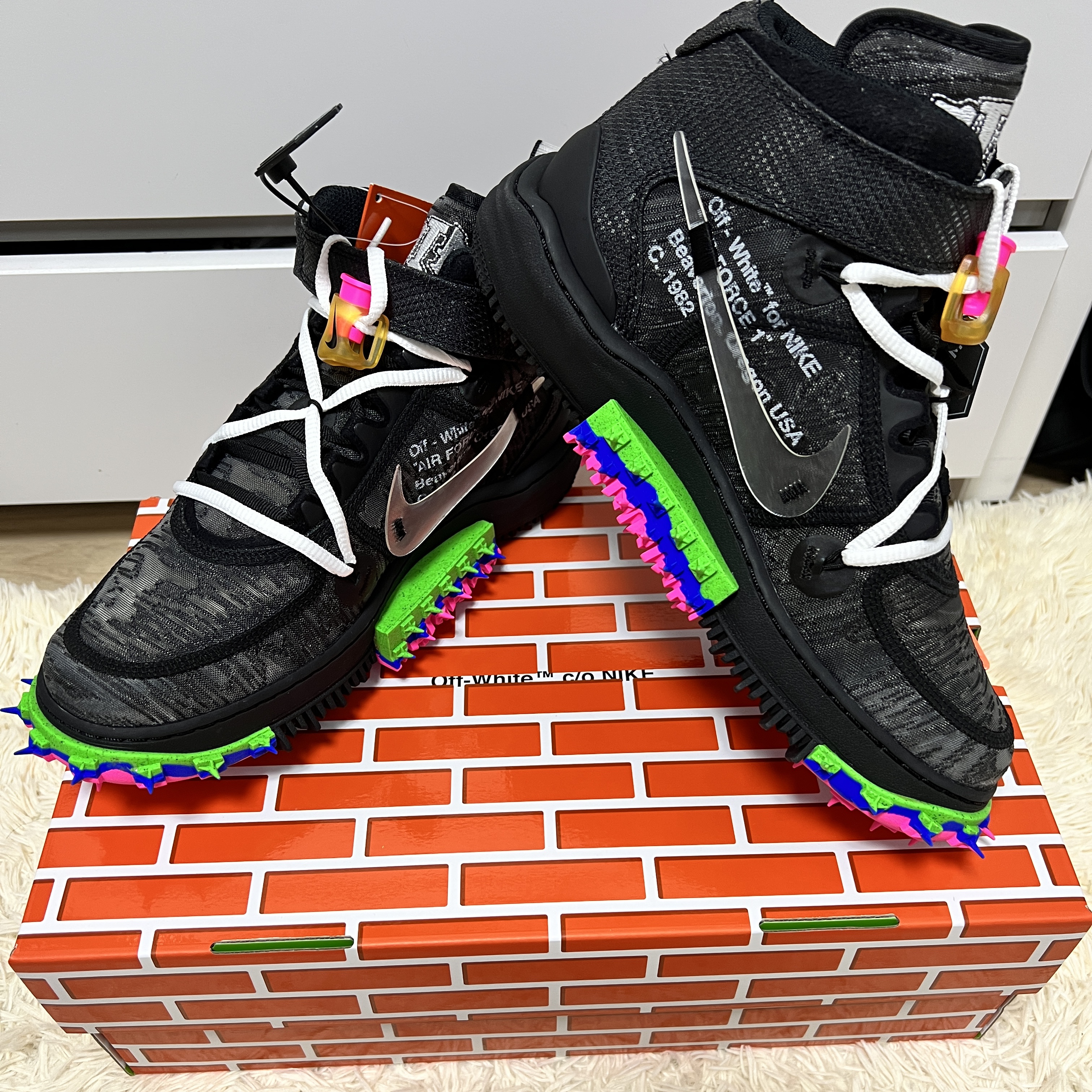 Nike x Off-White Air Force 1 Mid SP Black 착용 스타일 - 1