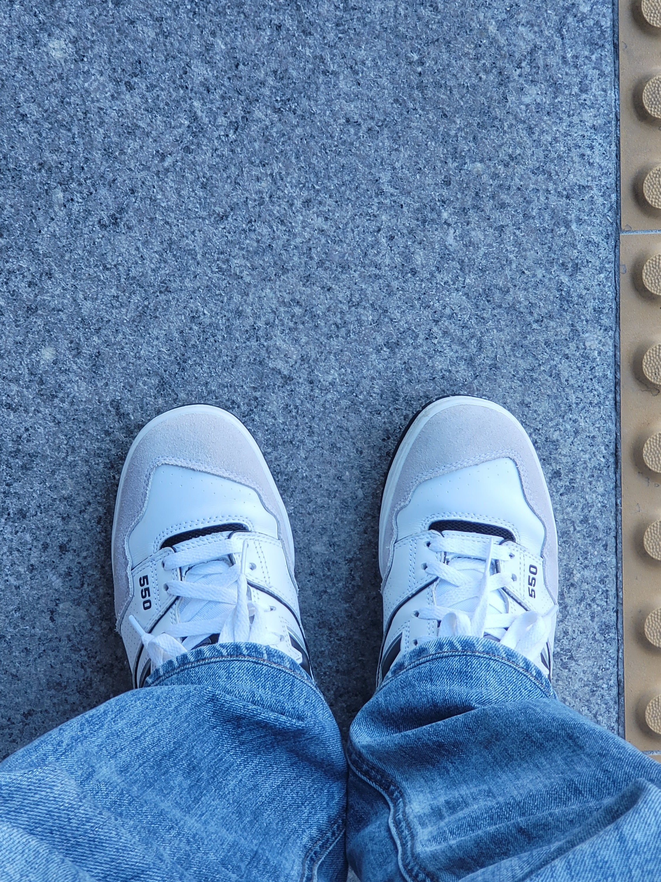 New Balance 550 Sea Salt Black 착용 스타일 - 2