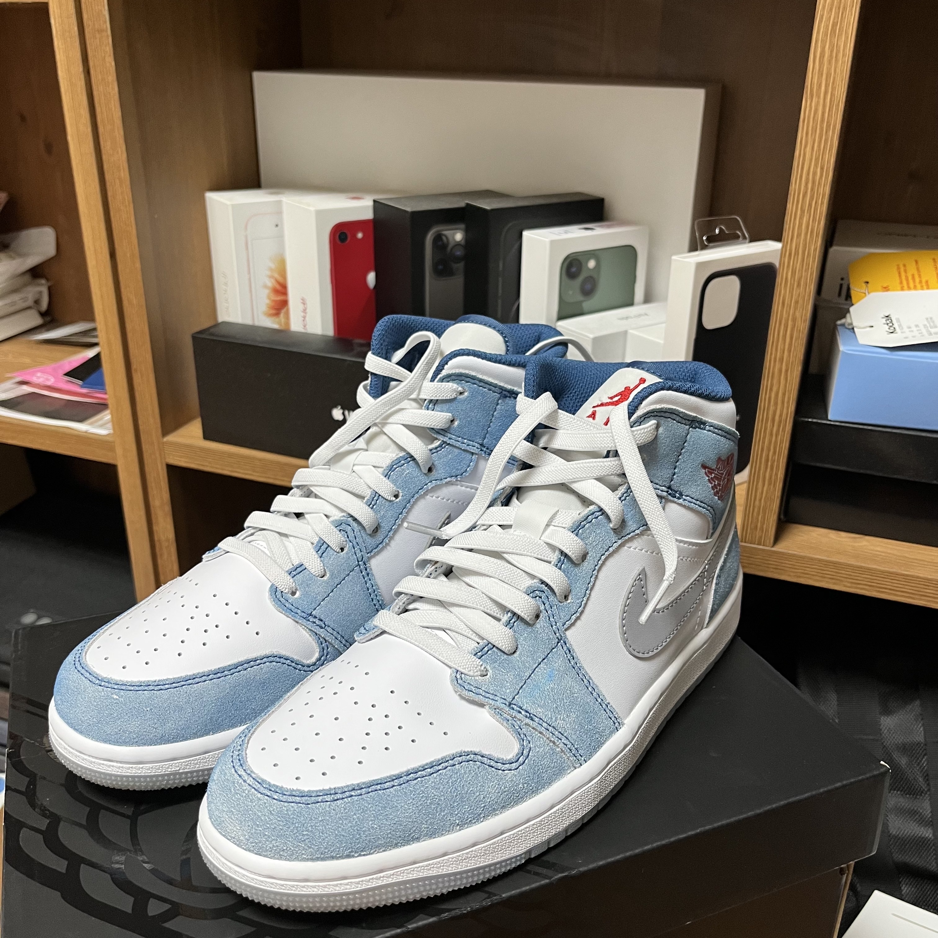Jordan 1 Mid SE French Blue Fire Red 착용 스타일