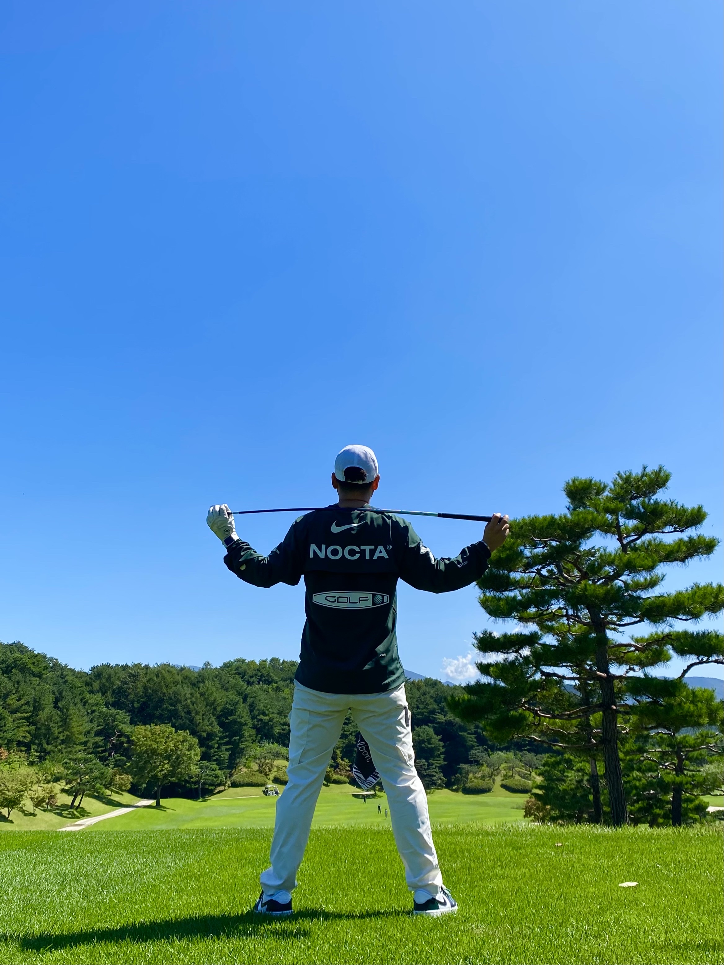 Jordan 1 Low Golf Triple White, Nike x Drake Nocta Golf Crewneck Top Green - Asia 착용 스타일 - 1