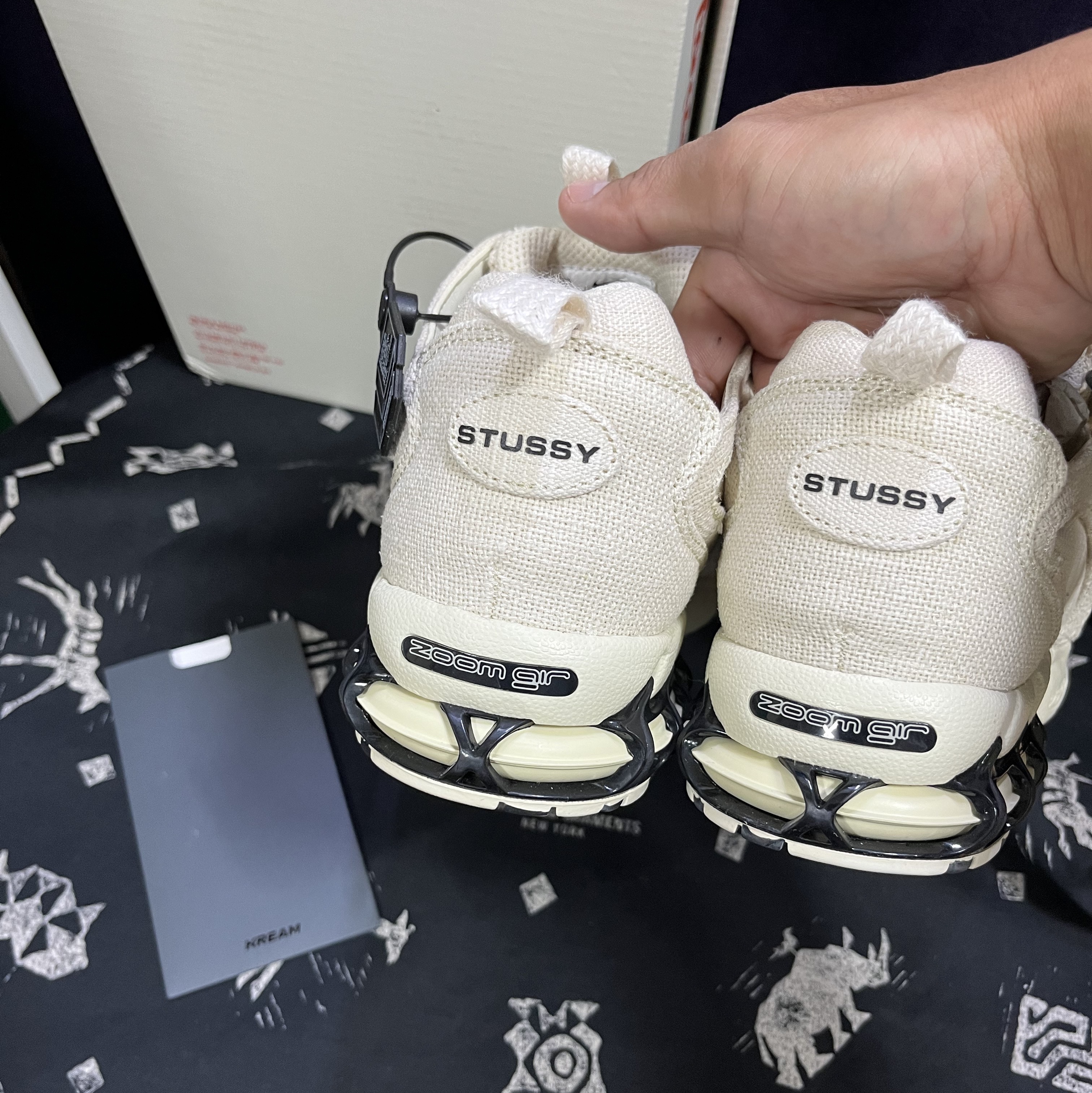 Nike x Stussy Air Zoom Spiridon Cage 2 Fossil 착용 스타일 - 2