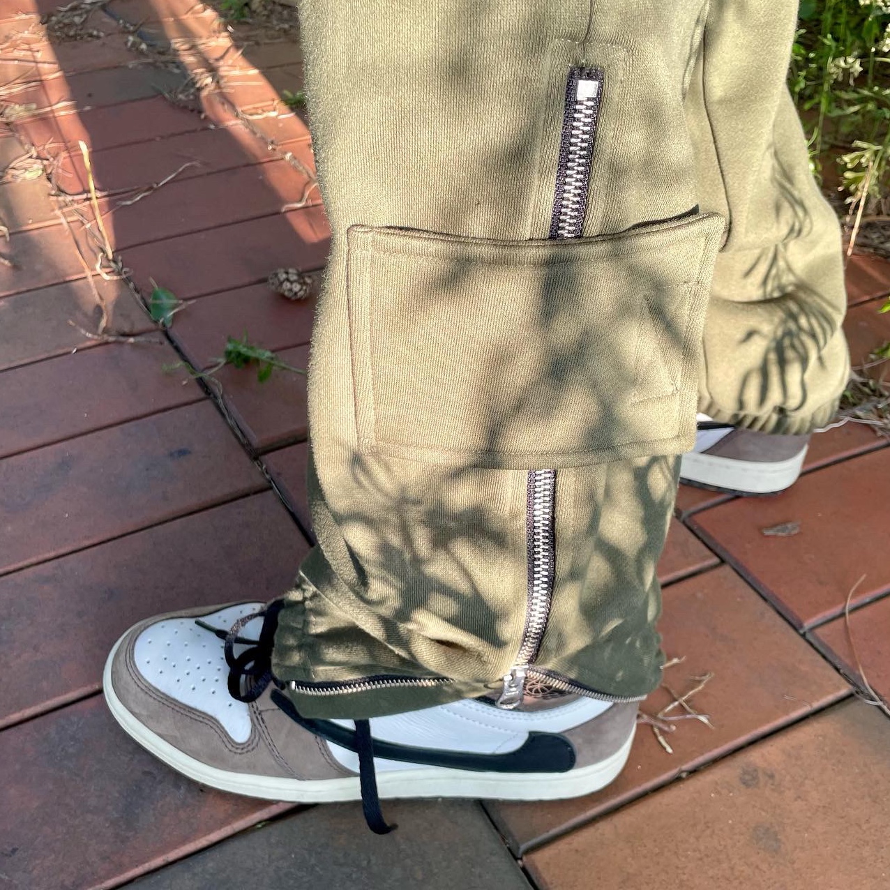 Jordan 1 x Travis Scott Retro High OG SP Mocha, New Era x Murakami Takashi Ohana Unstructured Cap Black 착용 스타일 - 5