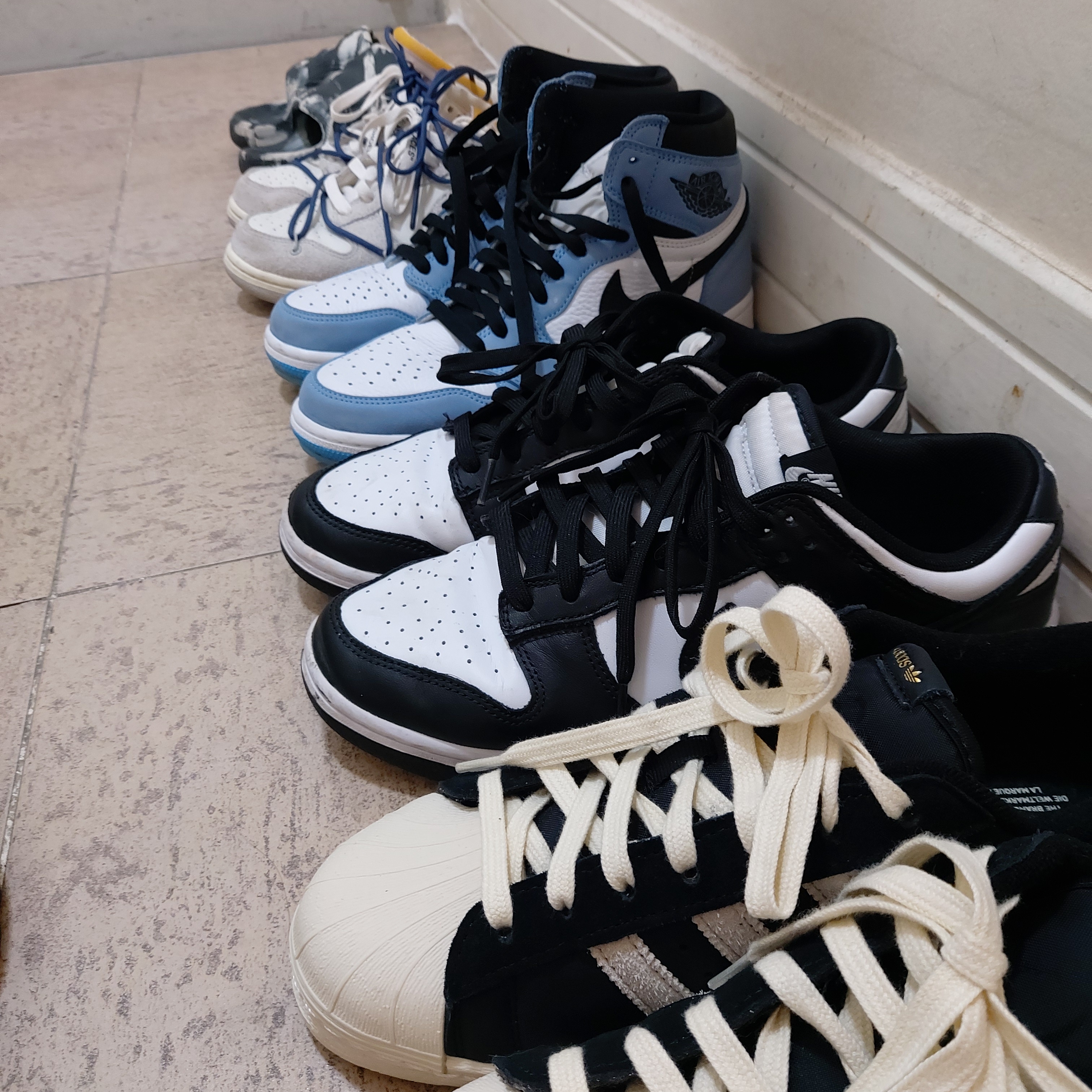 Nike Dunk Low Retro Black, Adidas Superstar 82 Black White 착용 스타일