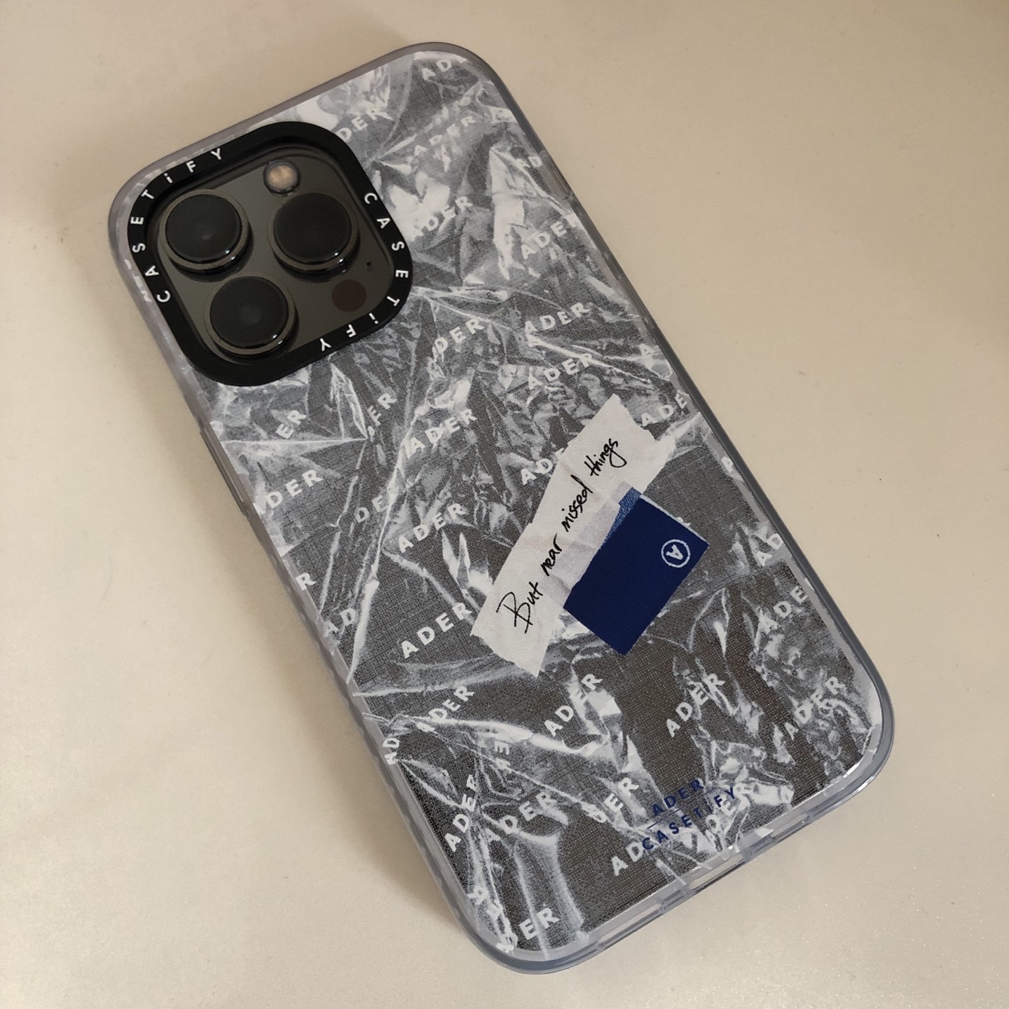 Casetify x Ader Error Plastic Impact iPhone Case 착용 스타일 - 1