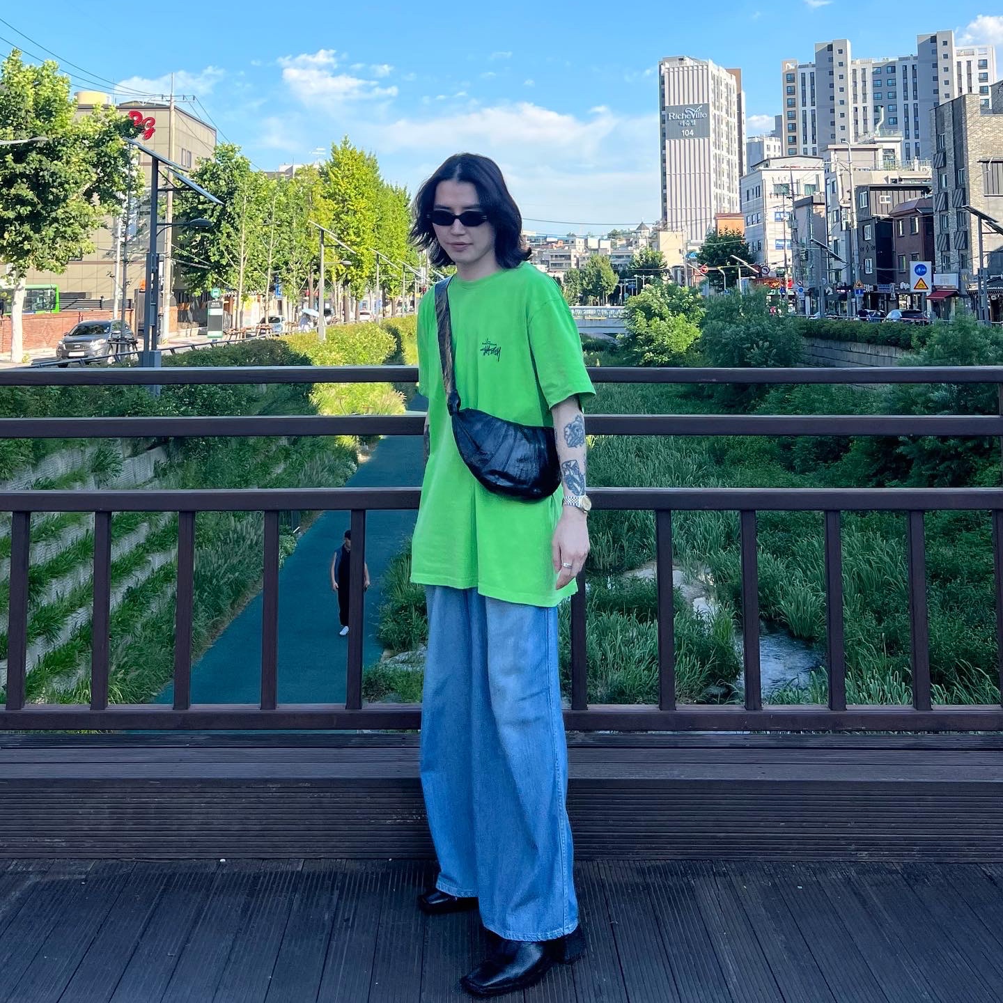 Lemaire Small Croissant Bag Coated Linen Canvas Black, Stussy Basic Stussy T-Shirt Black 2022 착용 스타일 - 1