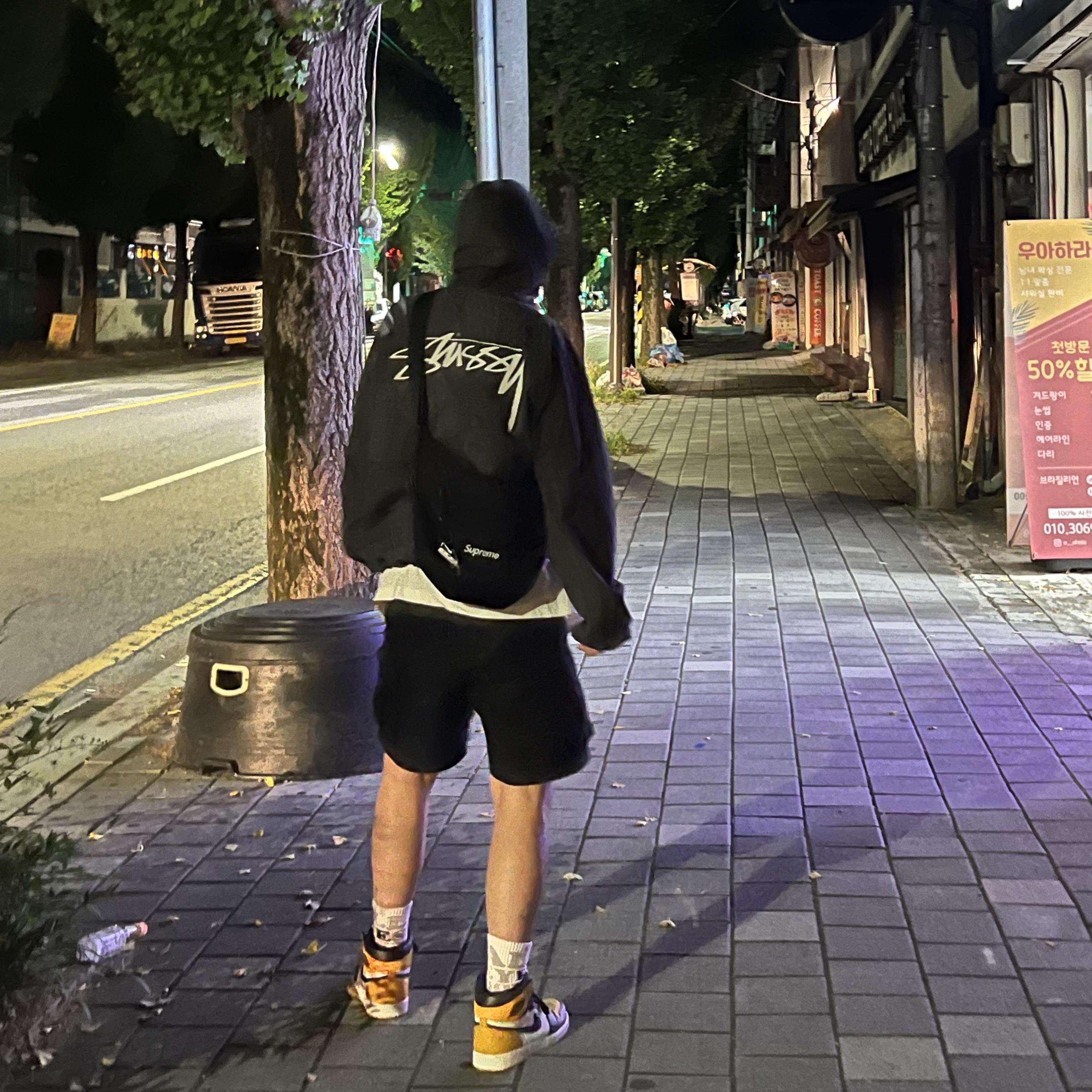 Jordan 1 Retro High OG Taxi, Supreme Small Messenger Bag Black - 22SS 착용 스타일