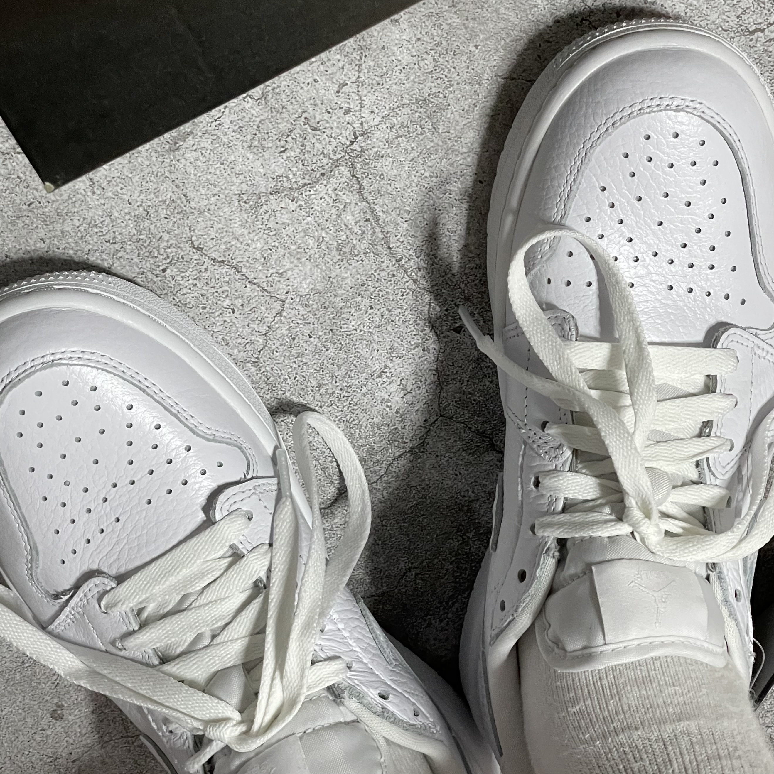 Jordan 1 Low Golf Triple White 착용 스타일 - 1