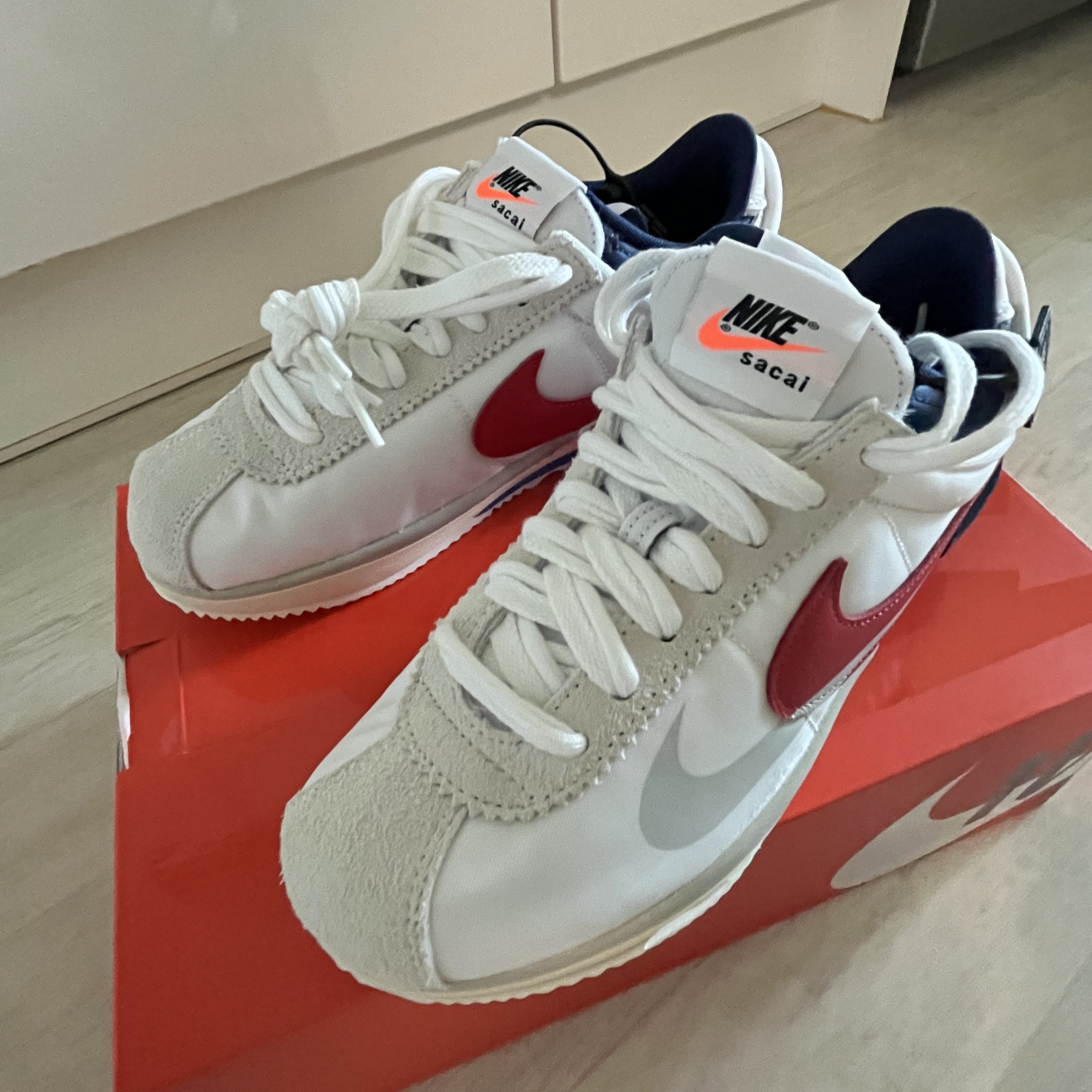 Nike x Sacai Zoom Cortez SP White and University Red, Nike x Sacai x Clot LDWaffle Cool Grey 착용 스타일 - 1