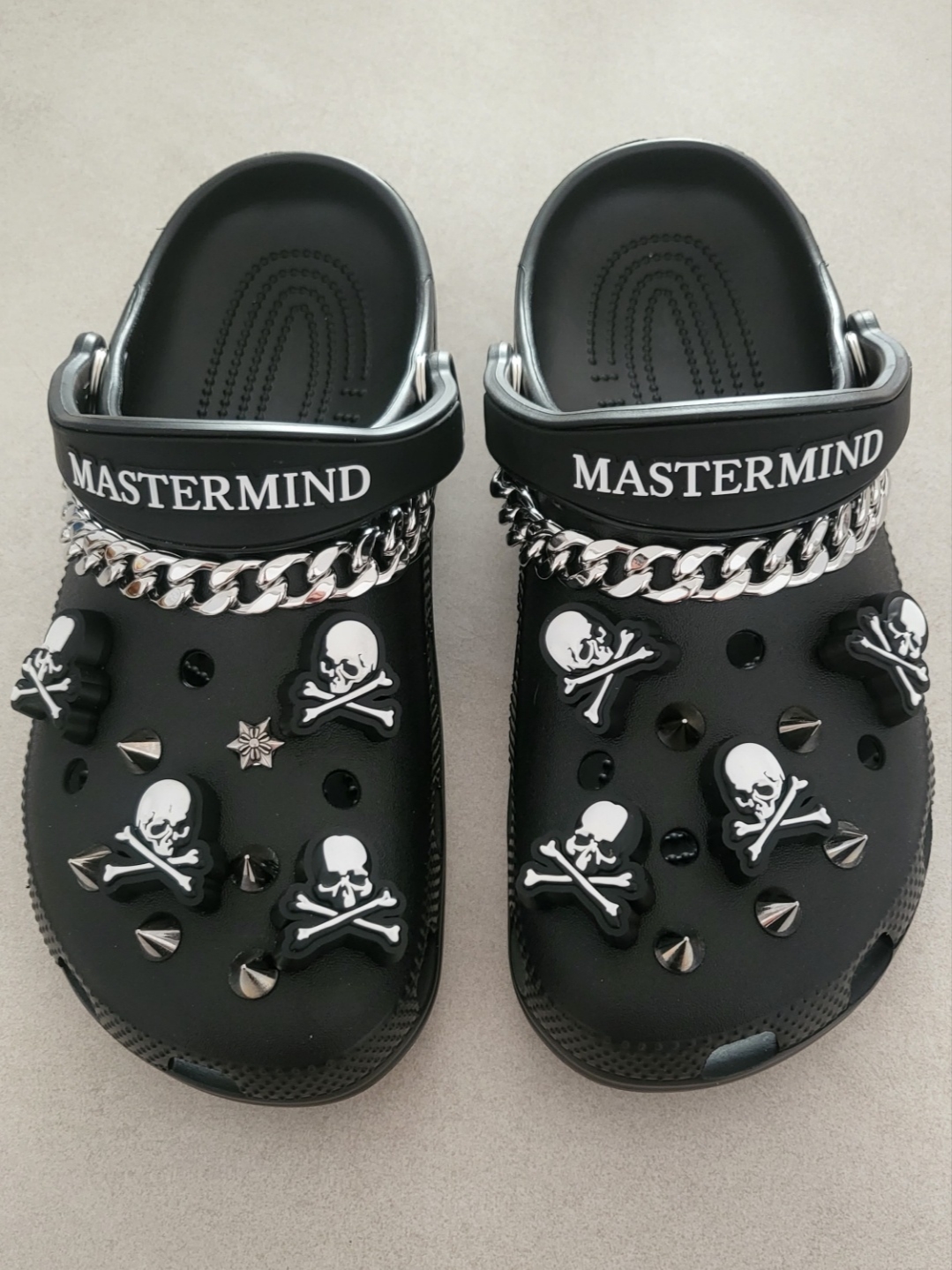 Crocs x Mastermind Classic Clog Black 착용 스타일 - 2
