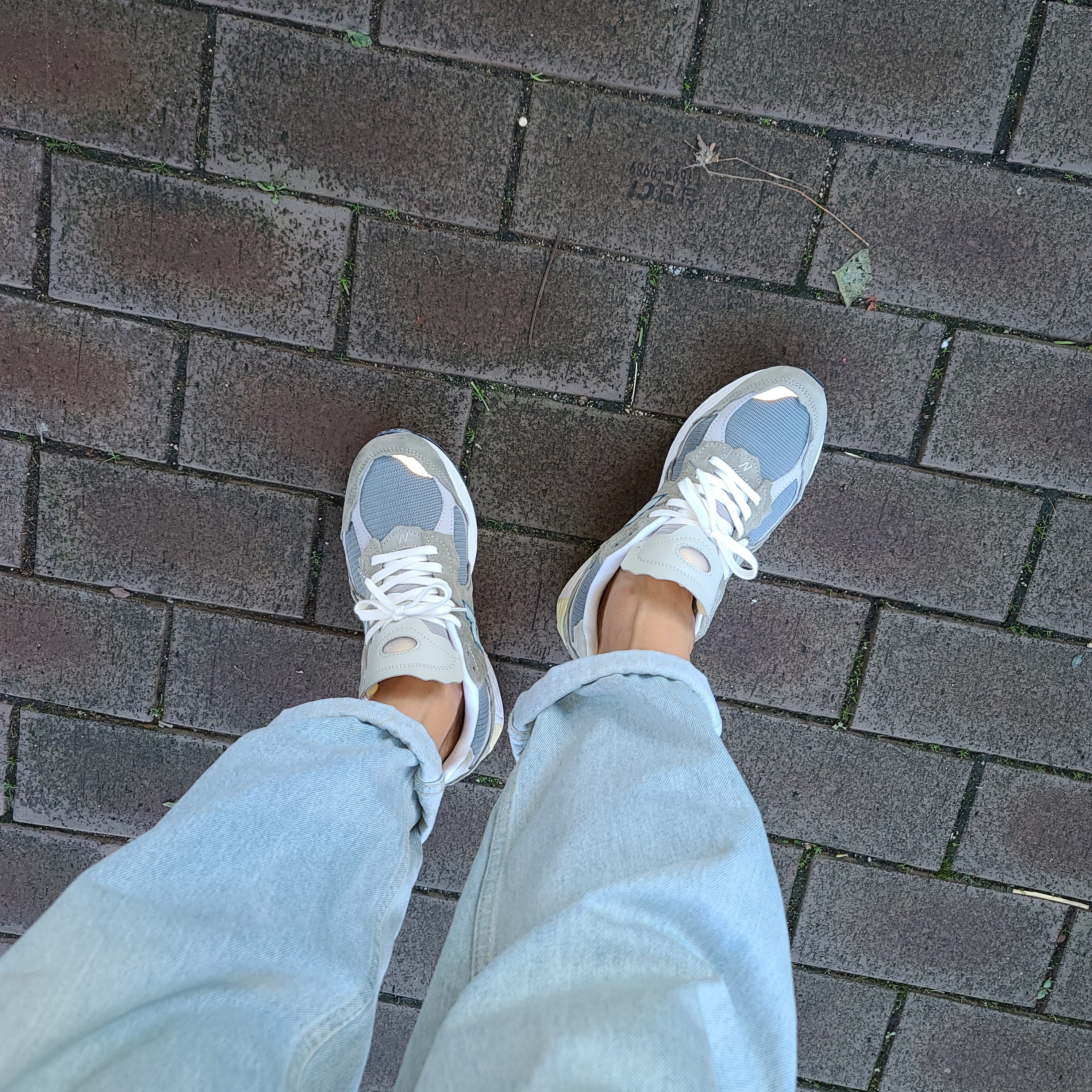 New Balance 2002R Protection Pack Mirage Grey 착용 스타일 - 4